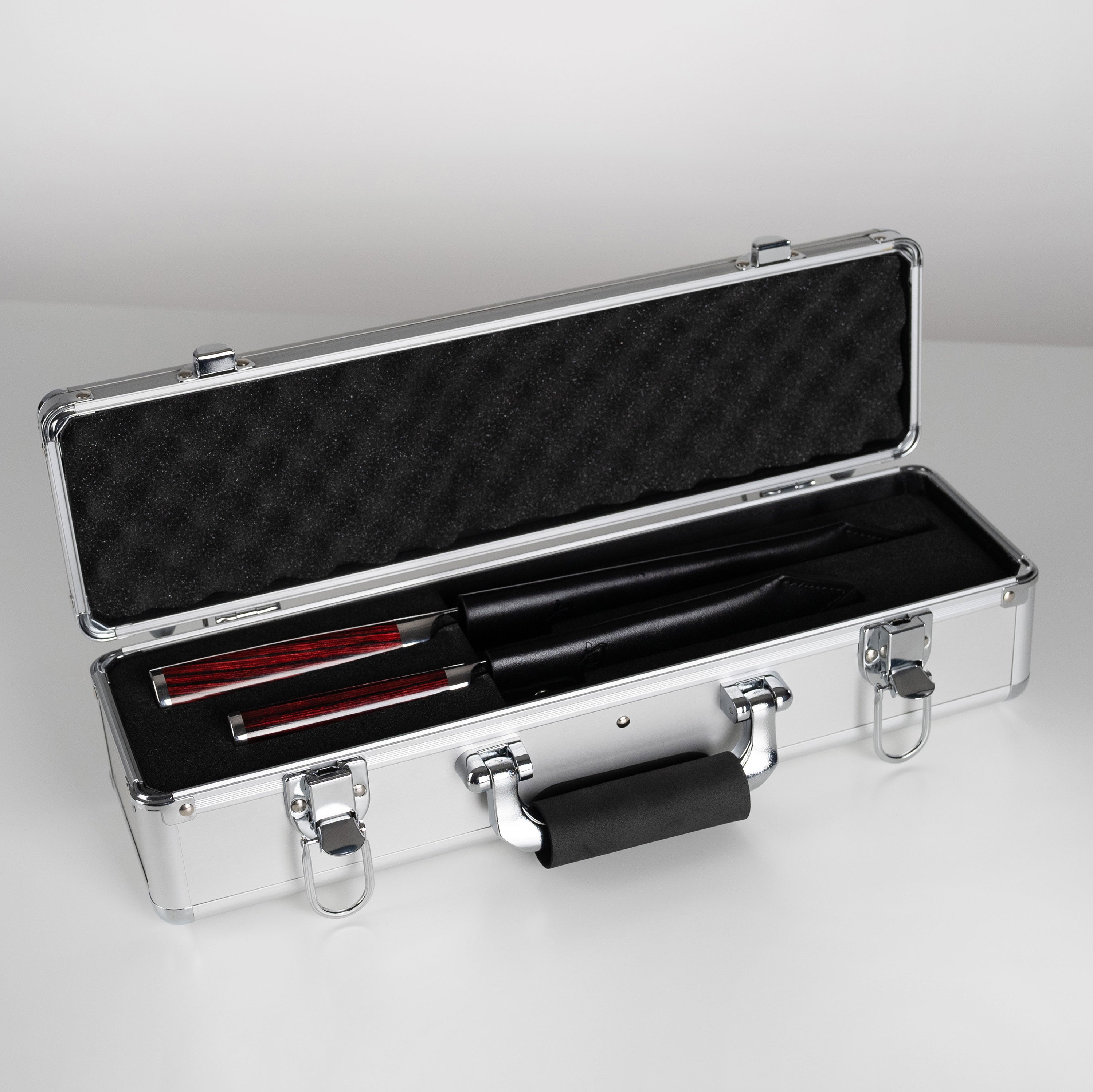 Elegant metal carrying case for the premium Japanese kitchen knives