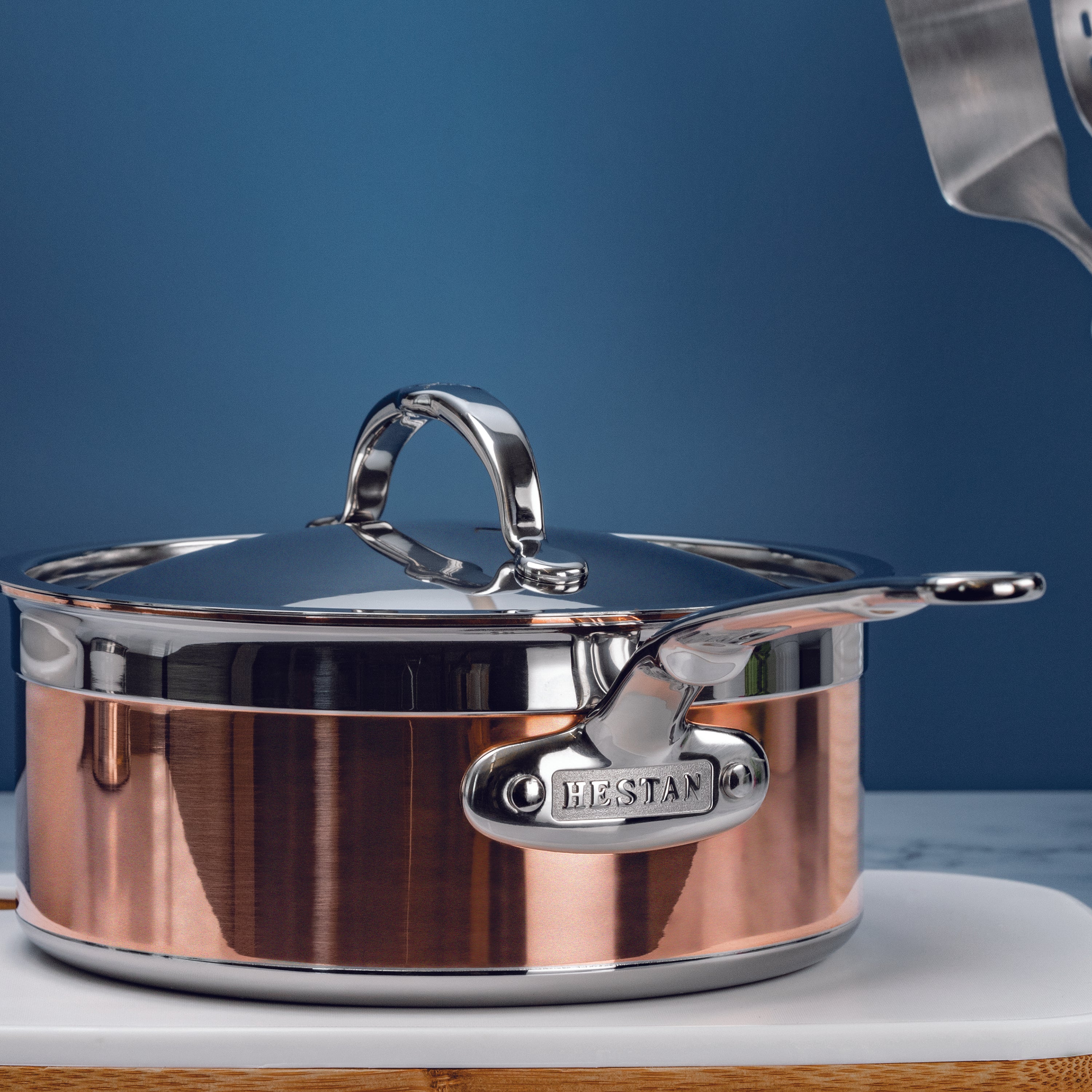 Dishwasher-safe cookware lid with a secure fit for everyday use