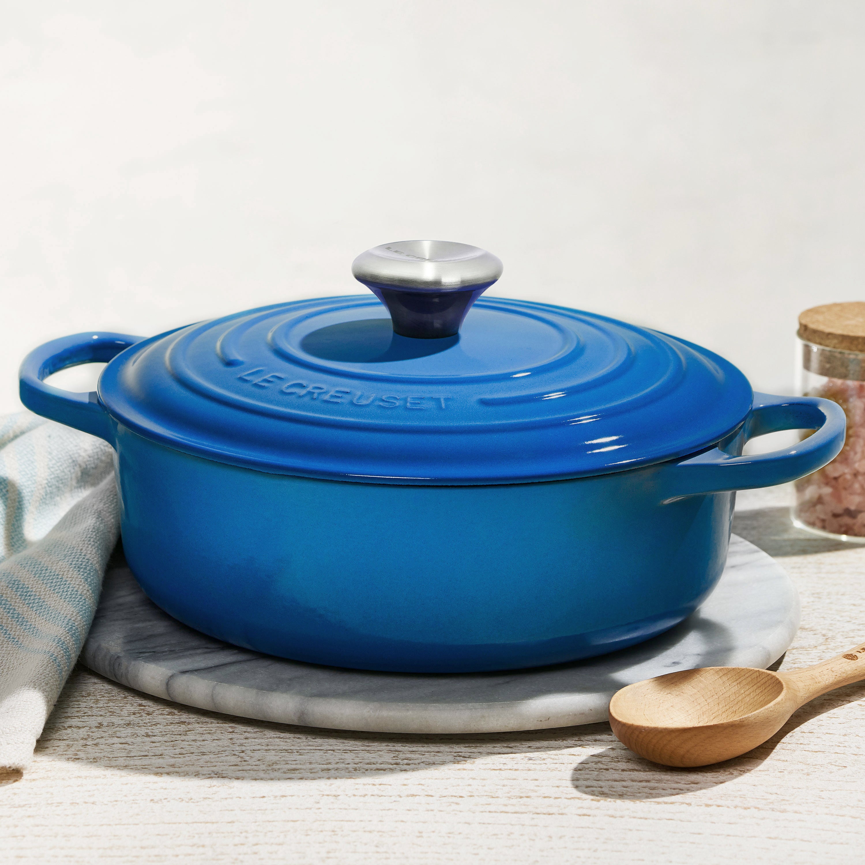 Close-up of the tight-fitting lid and stainless steel knob on the Le Creuset cast iron Dutch oven