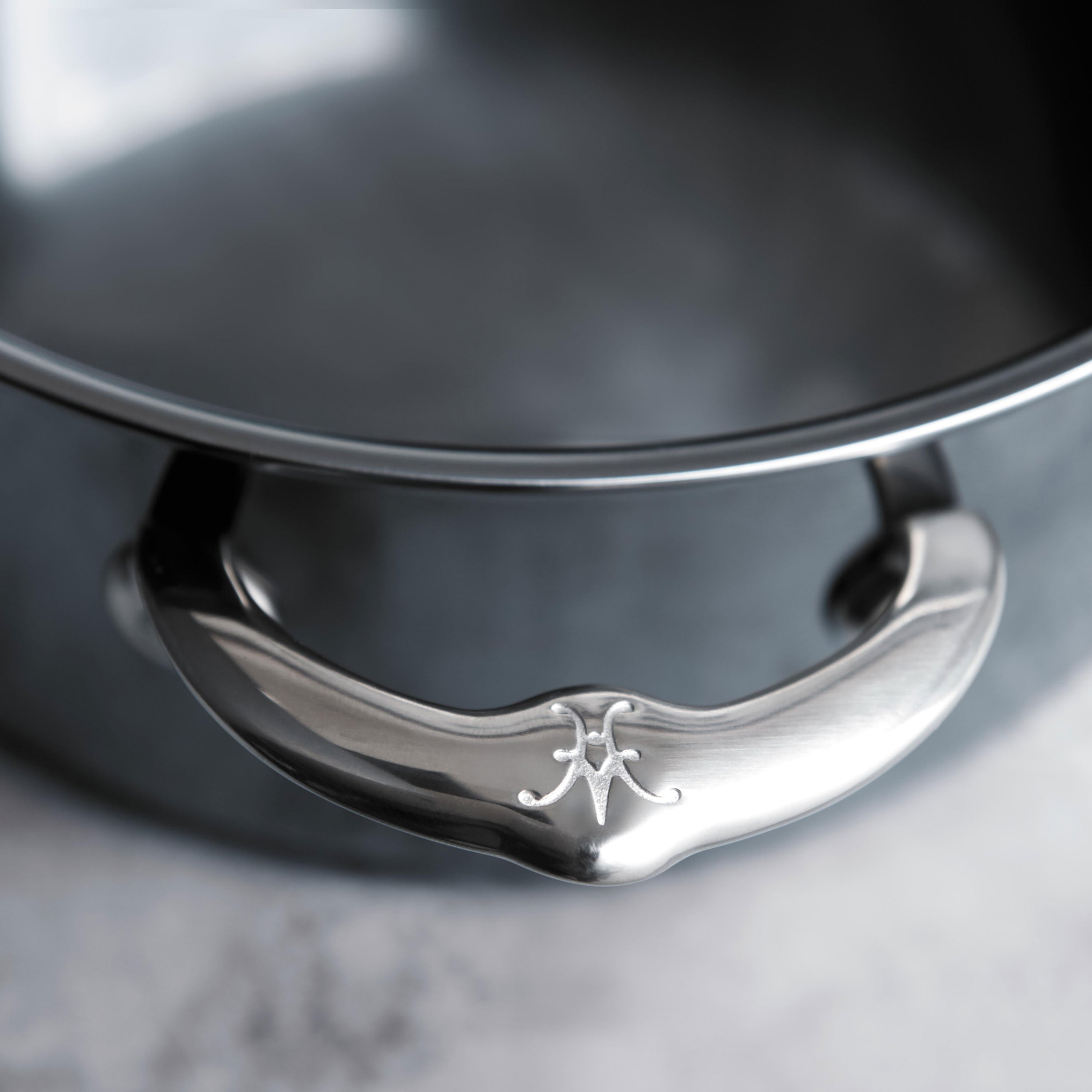 French-inspired stay-cool handles and polished stainless steel lid for professional cooking