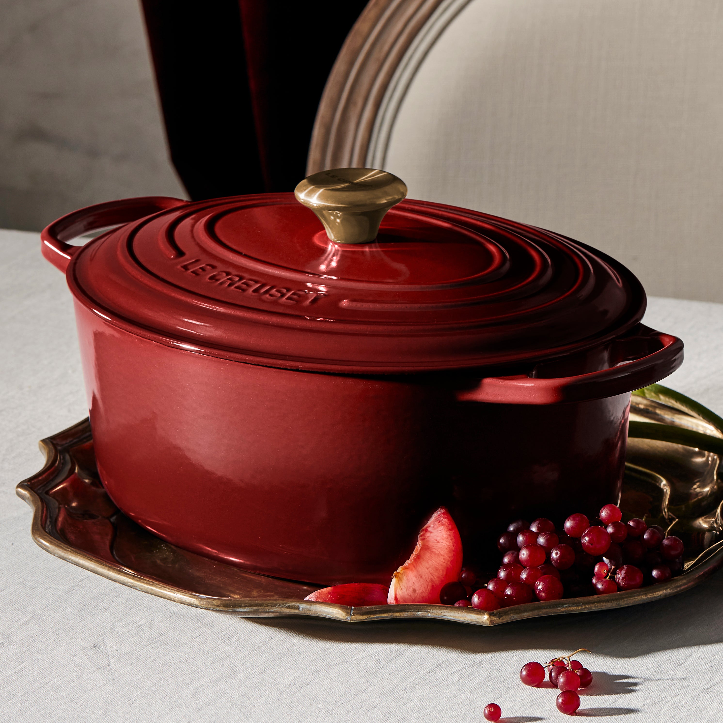 Close-up of the ergonomic knob and wide-loop handles of the Dutch oven.