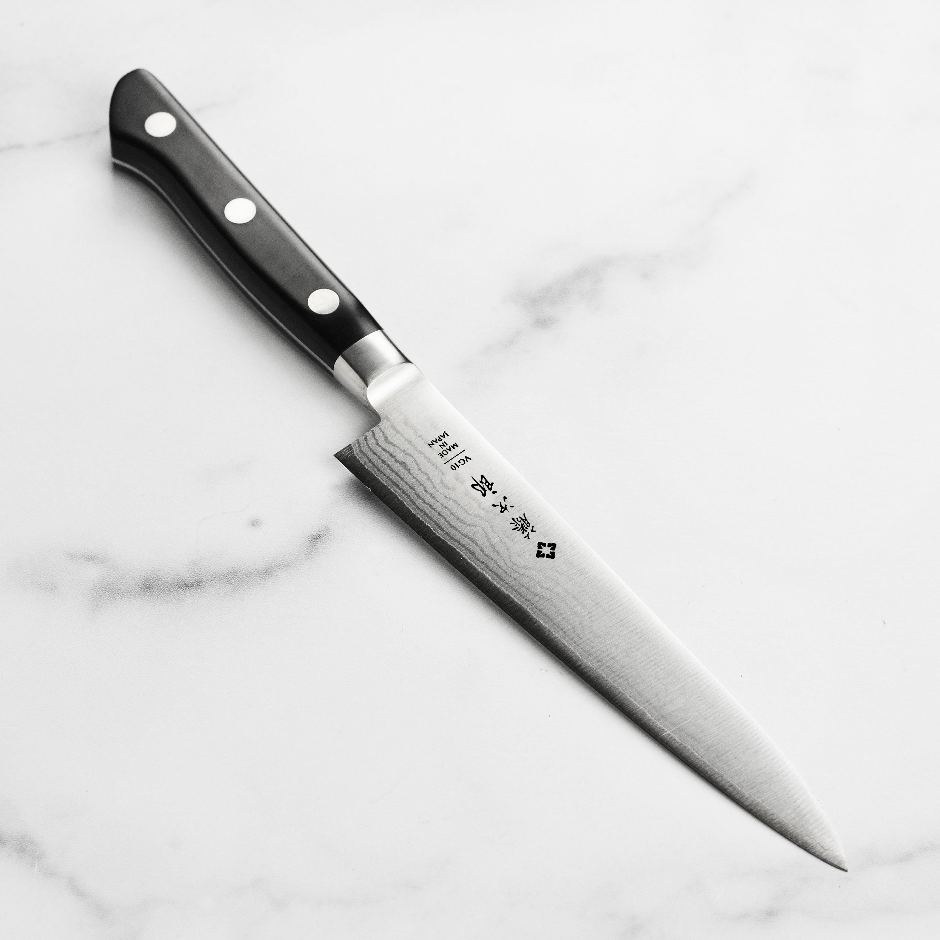 Front view of the Tojiro Damascus utility knife highlighting blade craftsmanship