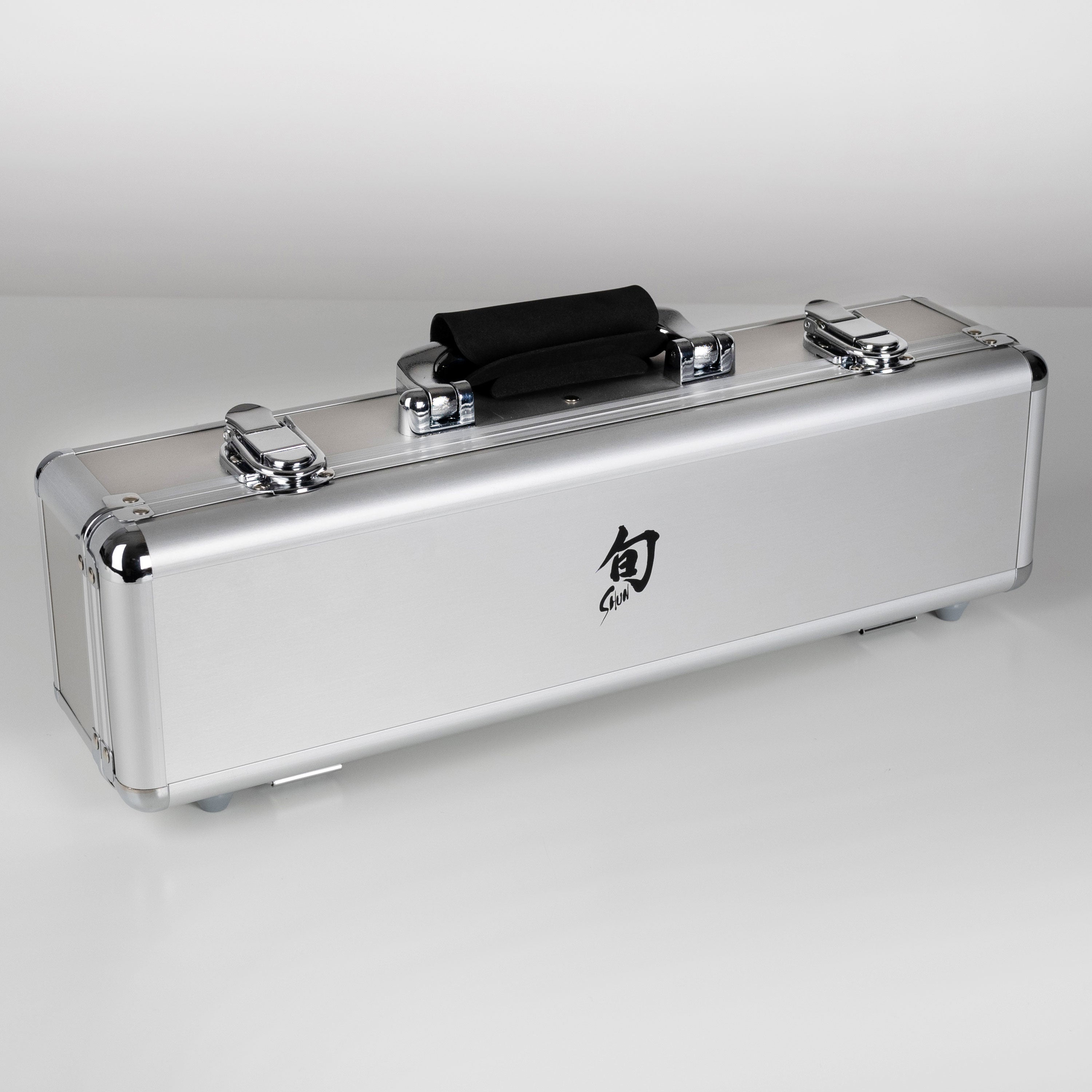 Elegant metal carrying case for the premium Japanese kitchen knives