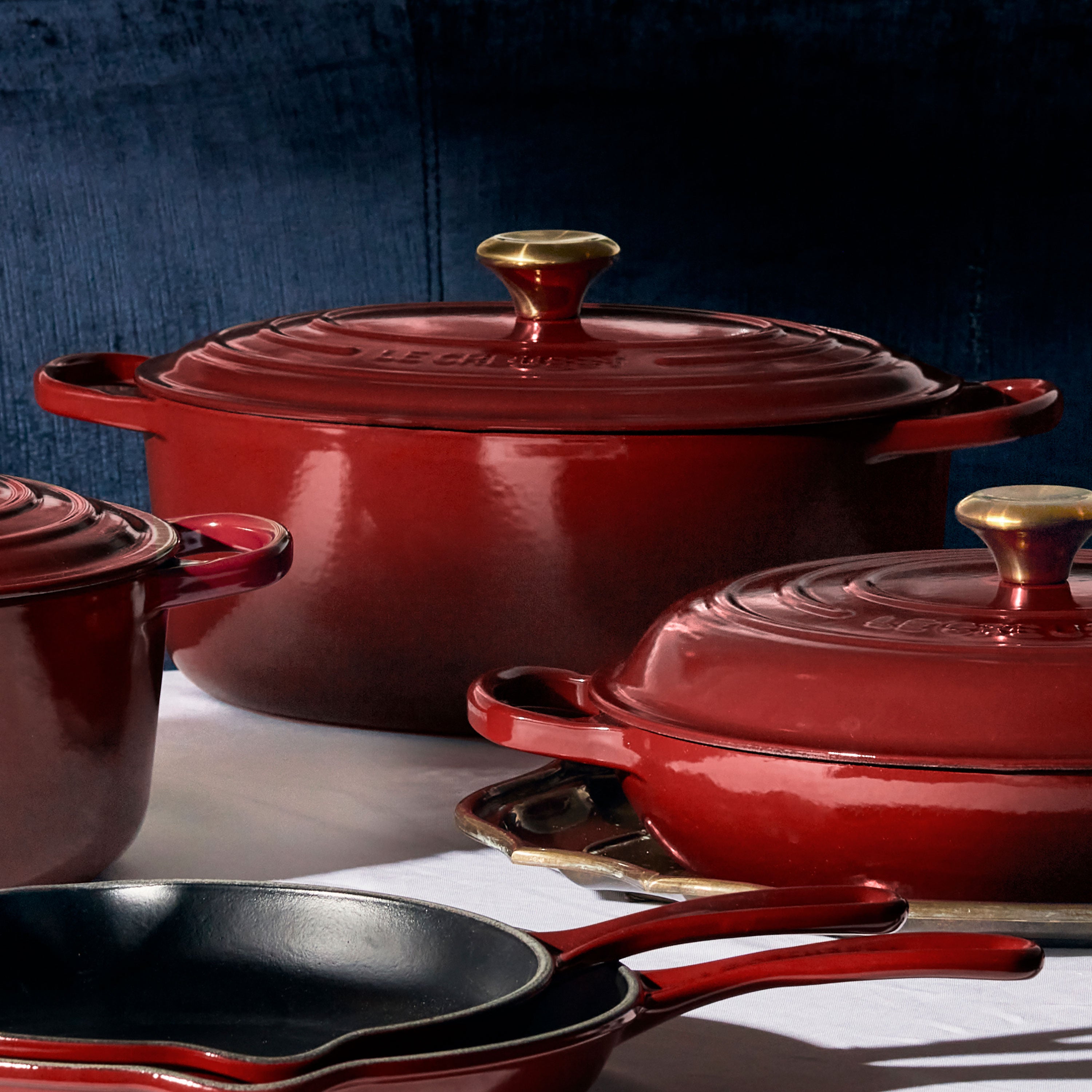Close-up of the ergonomic knob and wide-loop handles of the Dutch oven.