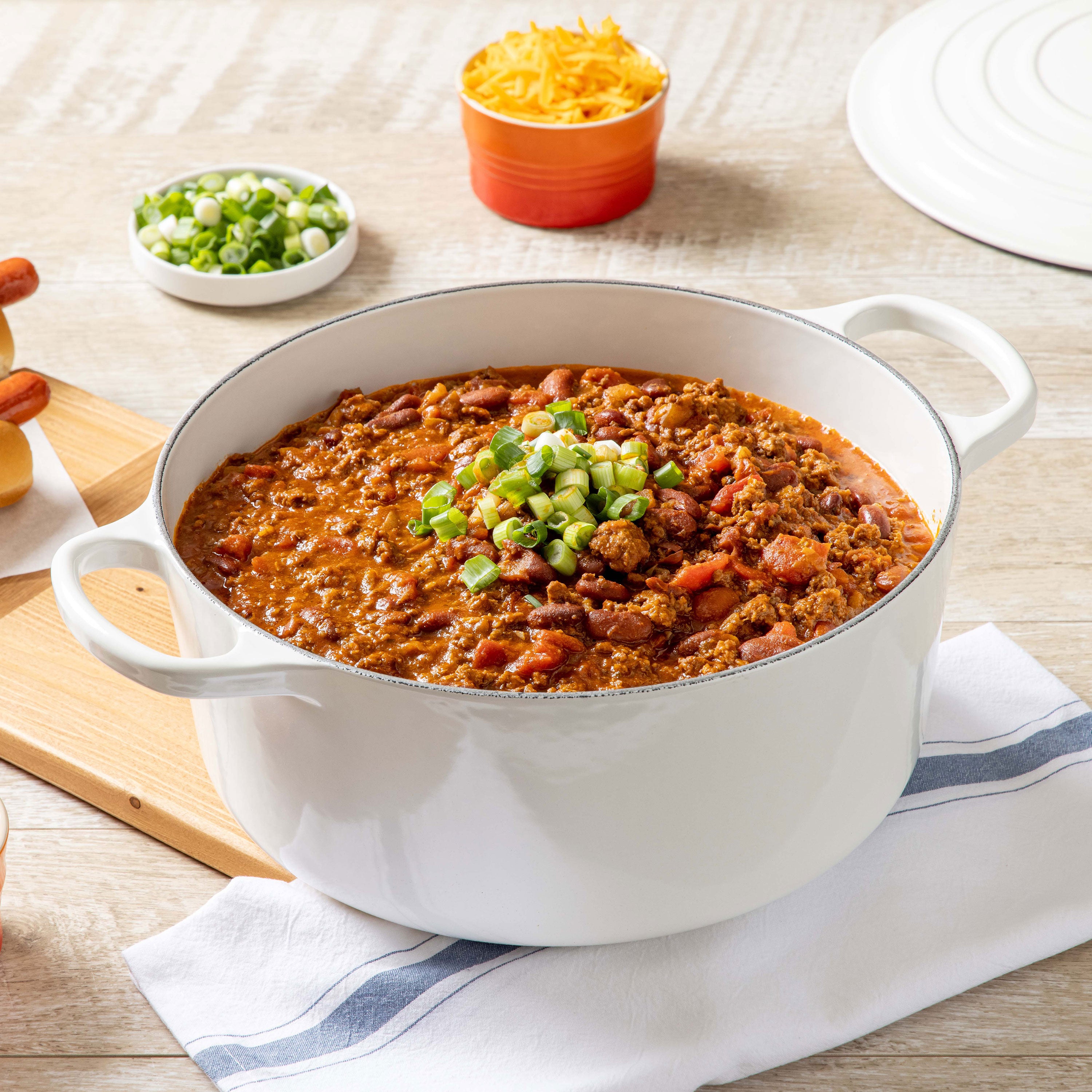 Ergonomic handles and stainless steel knob of Le Creuset Dutch oven for easy lifting