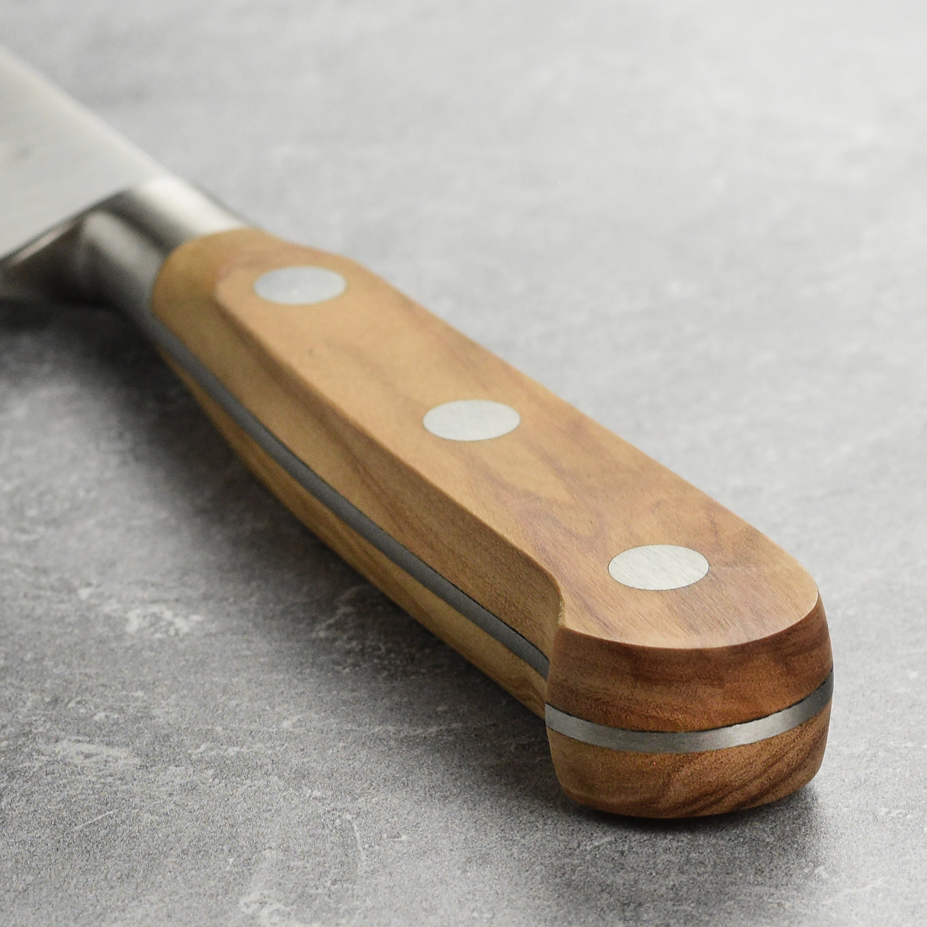 Close-up of the hollow edge on the K Sabatier slicing knife, perfect for reducing friction while slicing.