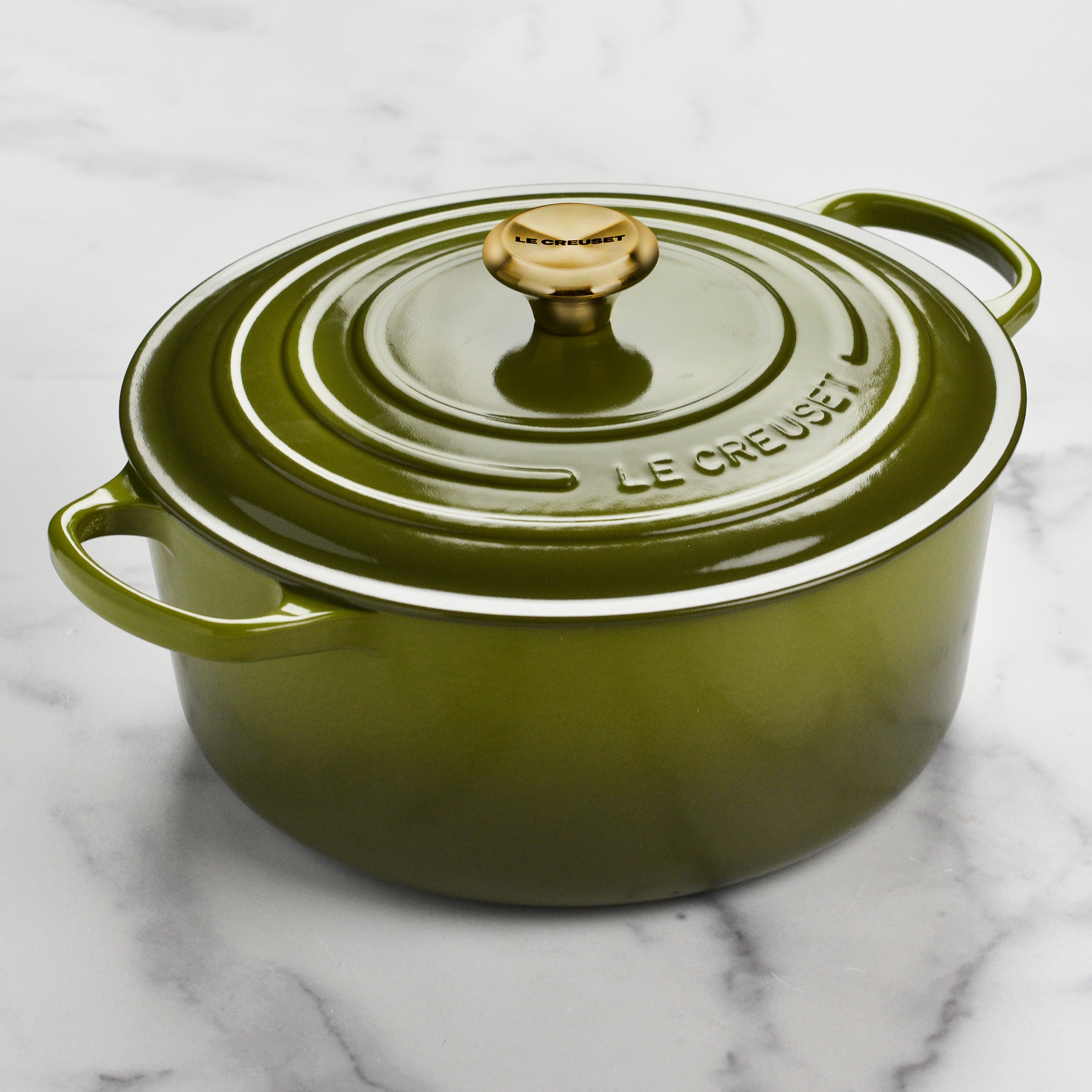 Ergonomic handles and stainless steel knob of Le Creuset Dutch oven