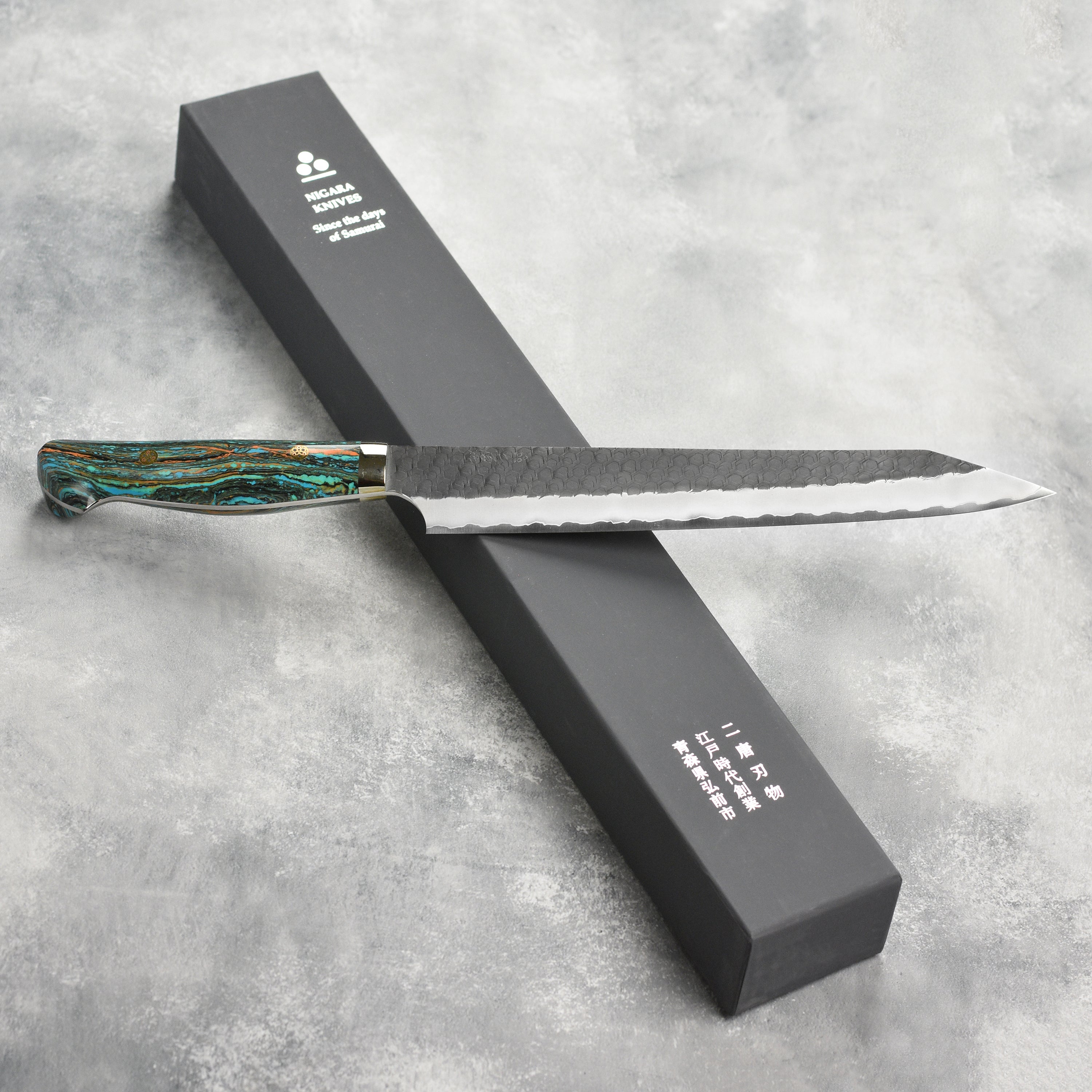 Stylish striped turquoise handle of the kiritsuke knife, emphasizing its craftsmanship and aesthetic appeal