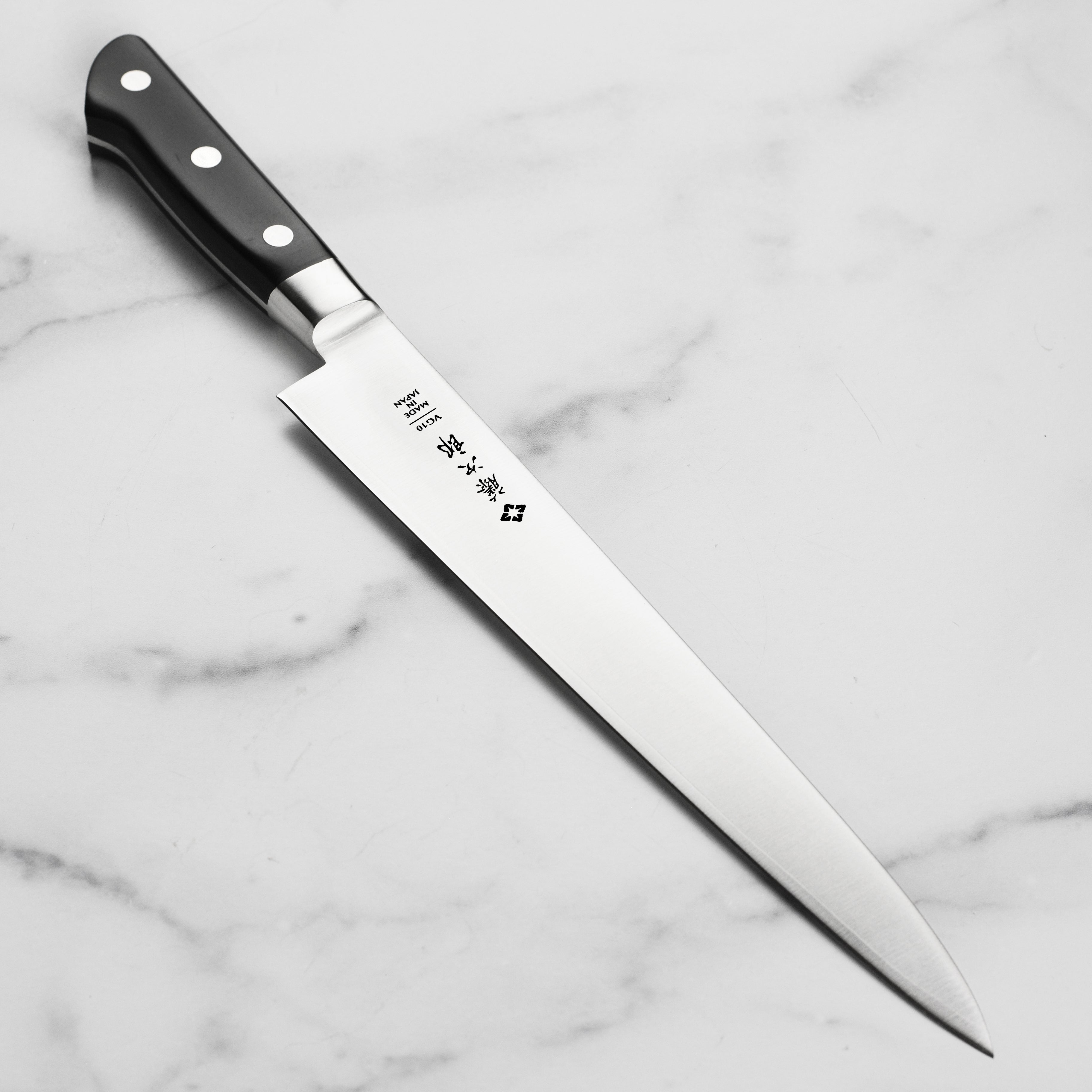 Top view of Tojiro Classic 10.5-inch slicing knife with sharp blade and ergonomic handle