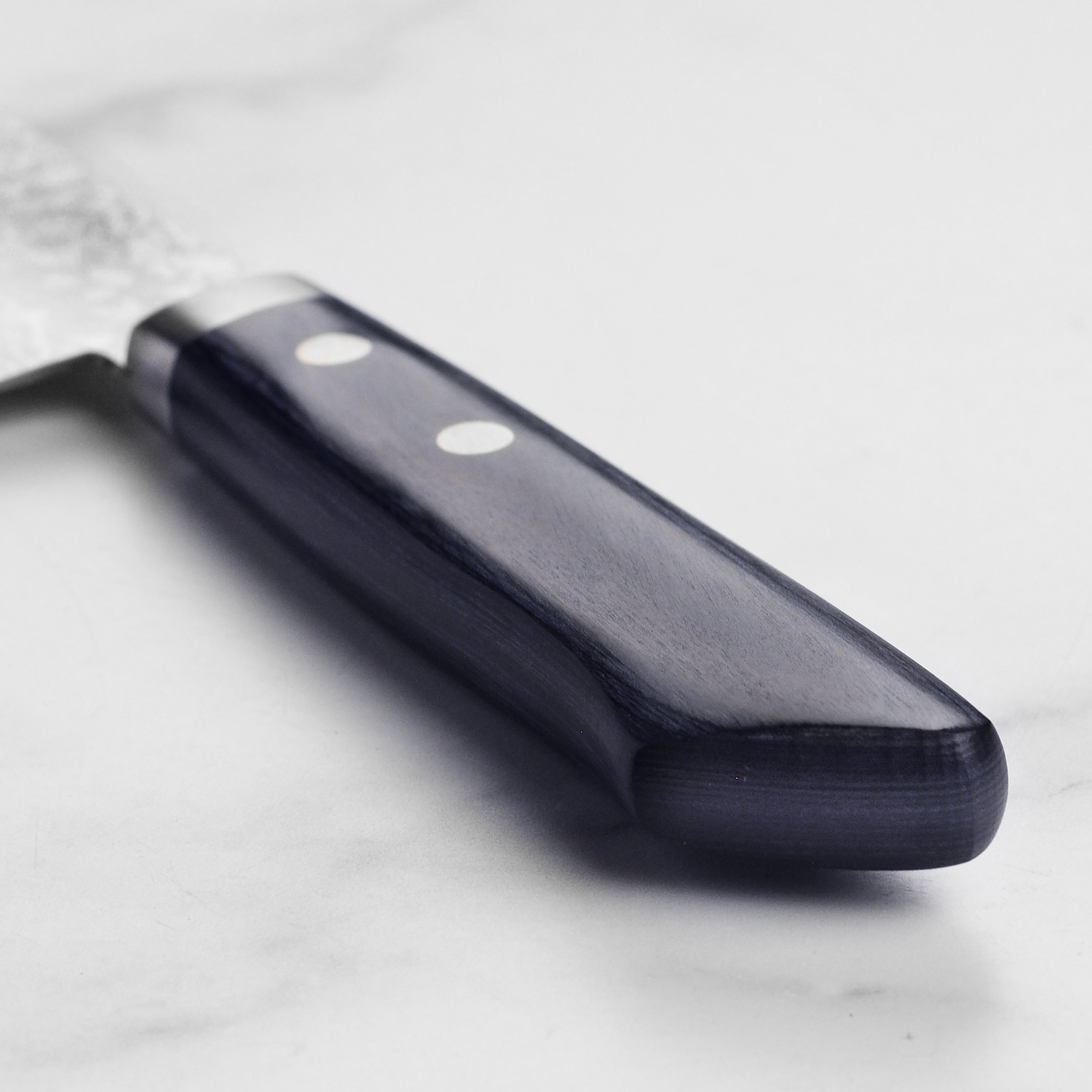 Japanese kitchen knife for vegetables, blue handle and damascus pattern