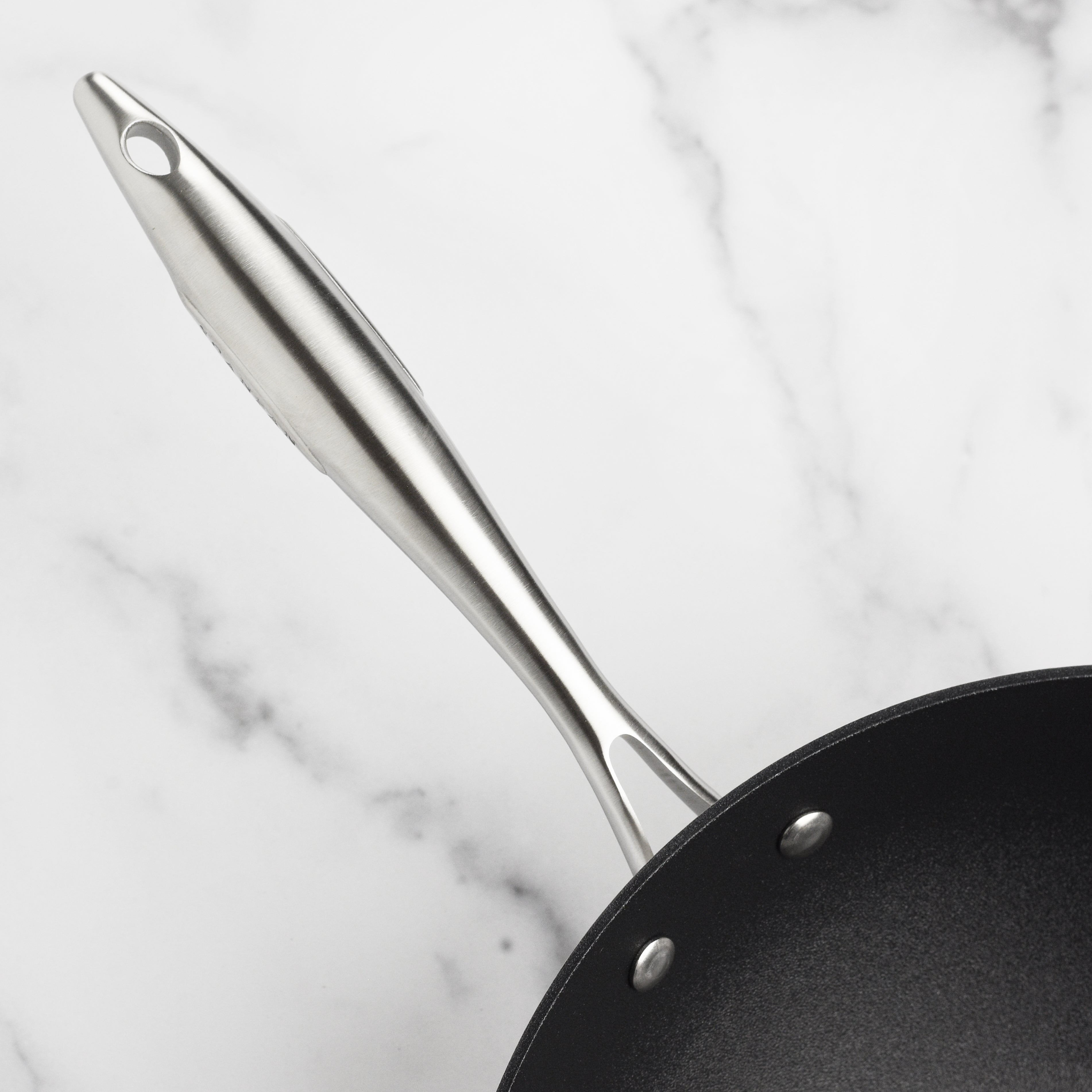 Castpan CX+ wok in action, cooking vegetables with minimal oil for healthy meals.