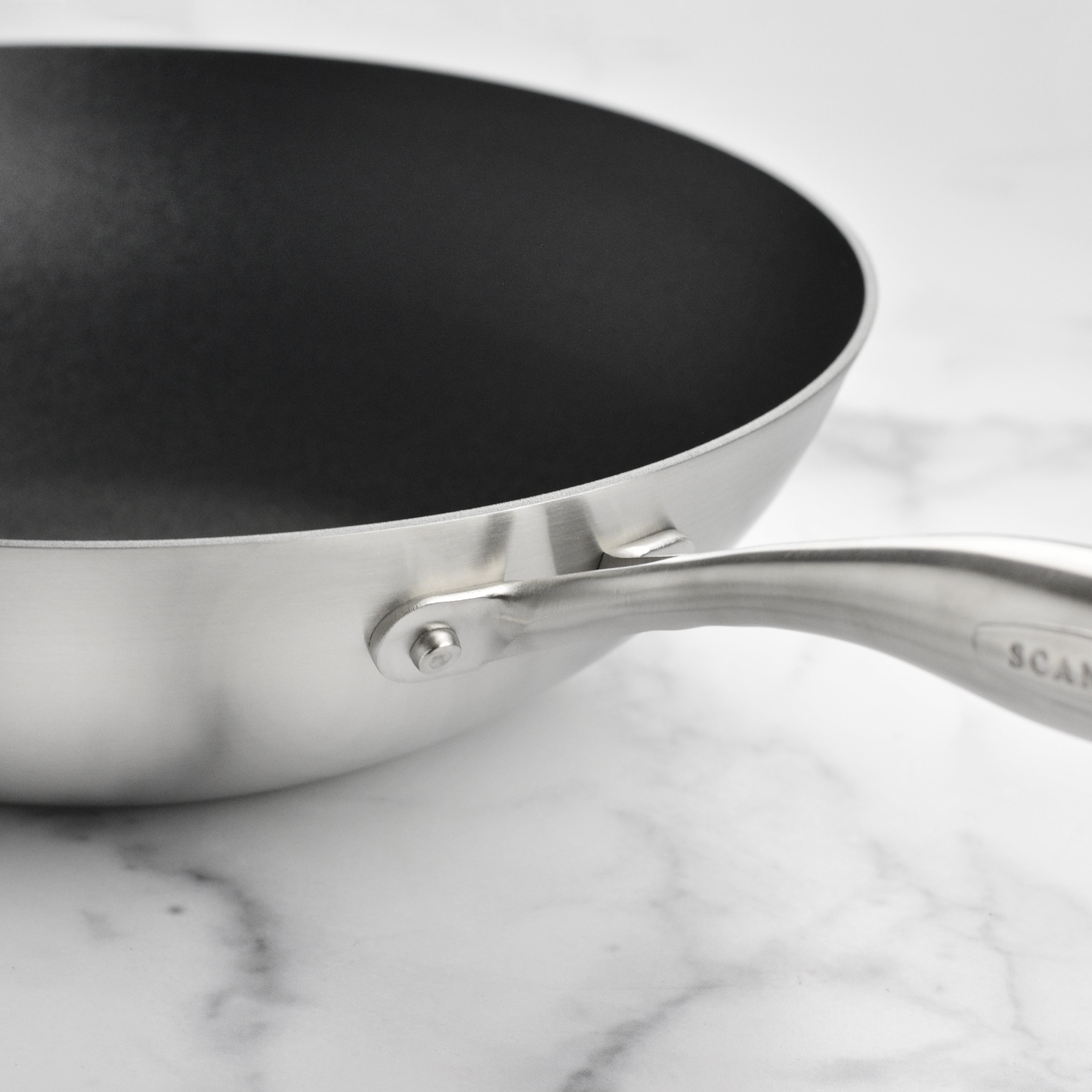 Castpan CX+ wok in action, cooking vegetables with minimal oil for healthy meals.