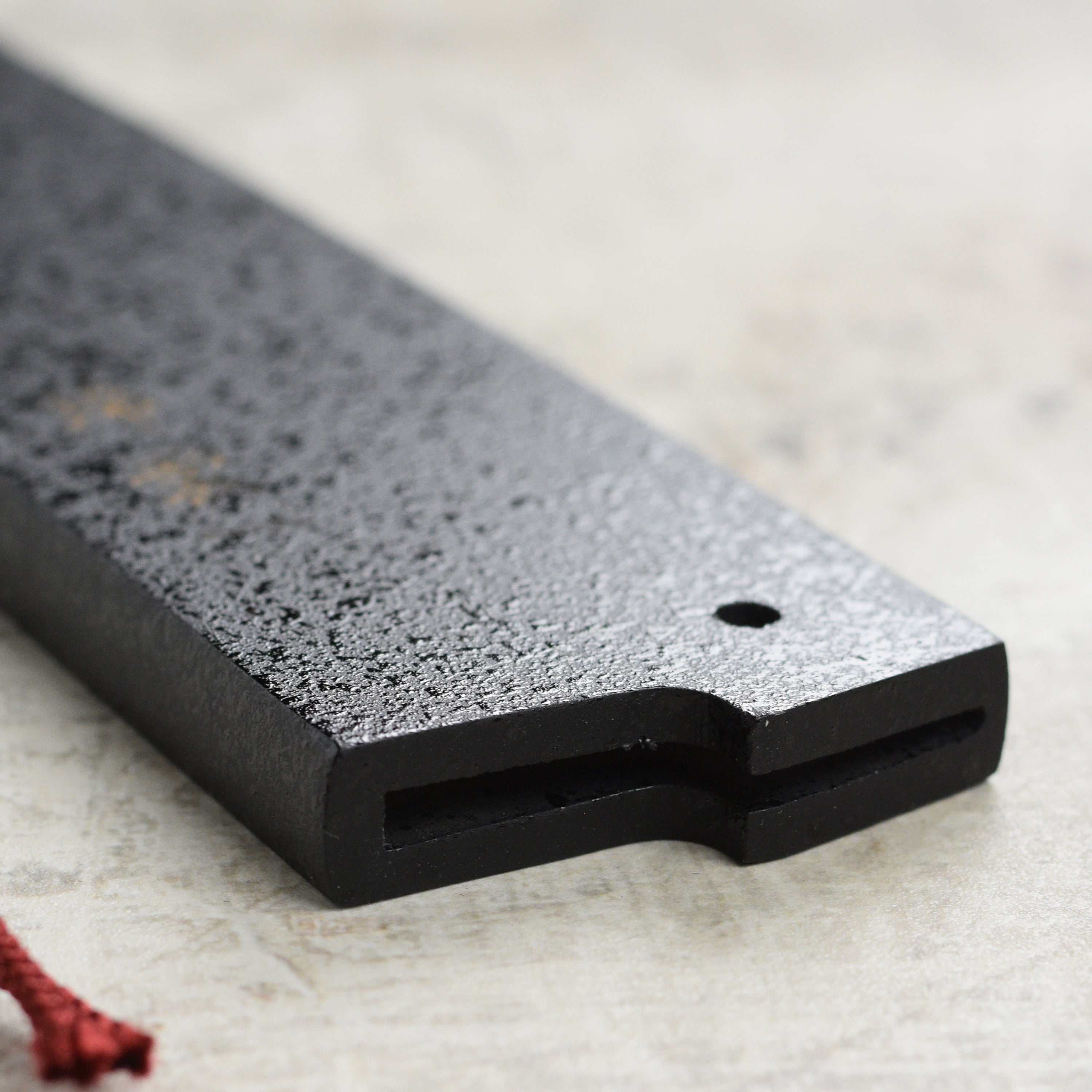 Magnolia wood construction of Seki Kanetsugu saya, highlighting durability and style.