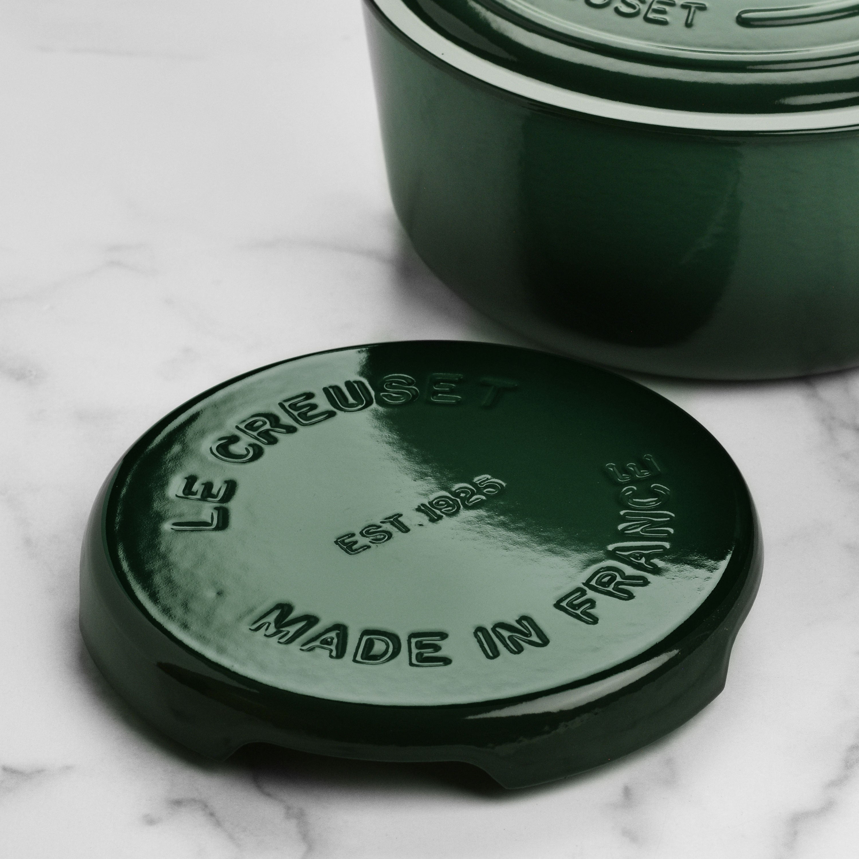 Stylish kitchen counter with the Le Creuset round trivet protecting surfaces