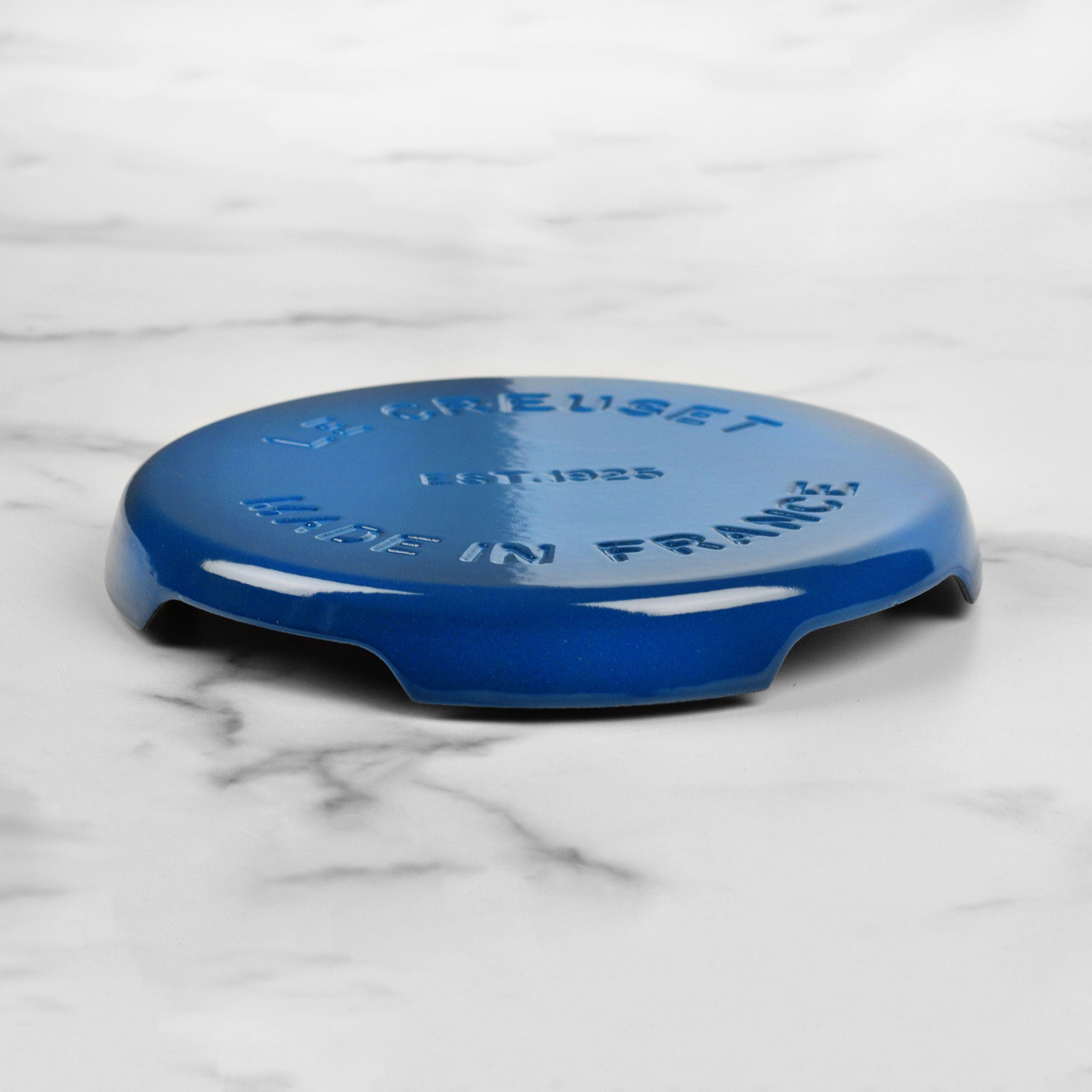 Side view of the Le Creuset Marseille Round Trivet highlighting its elevated design.