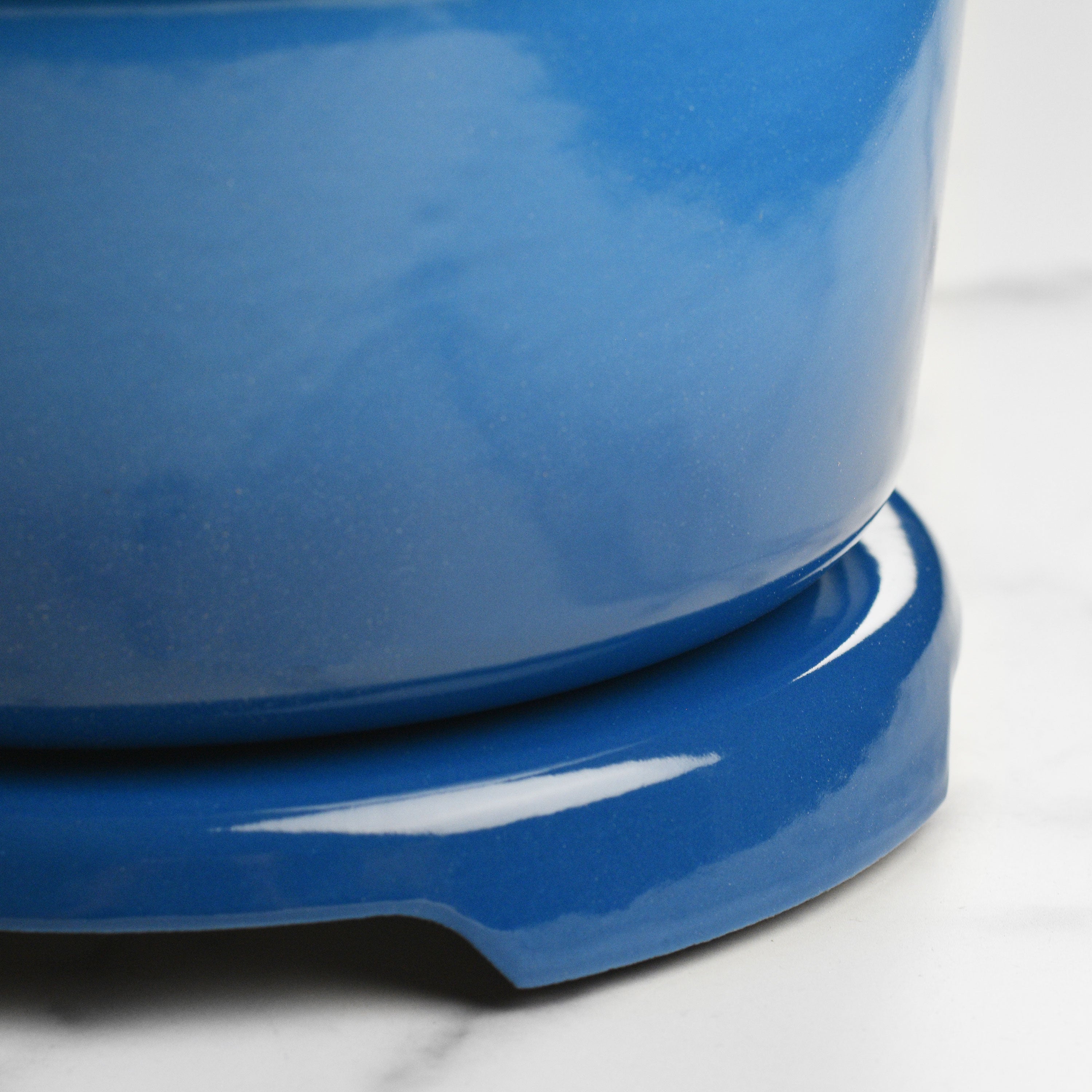 Side view of the Le Creuset Marseille Round Trivet highlighting its elevated design.