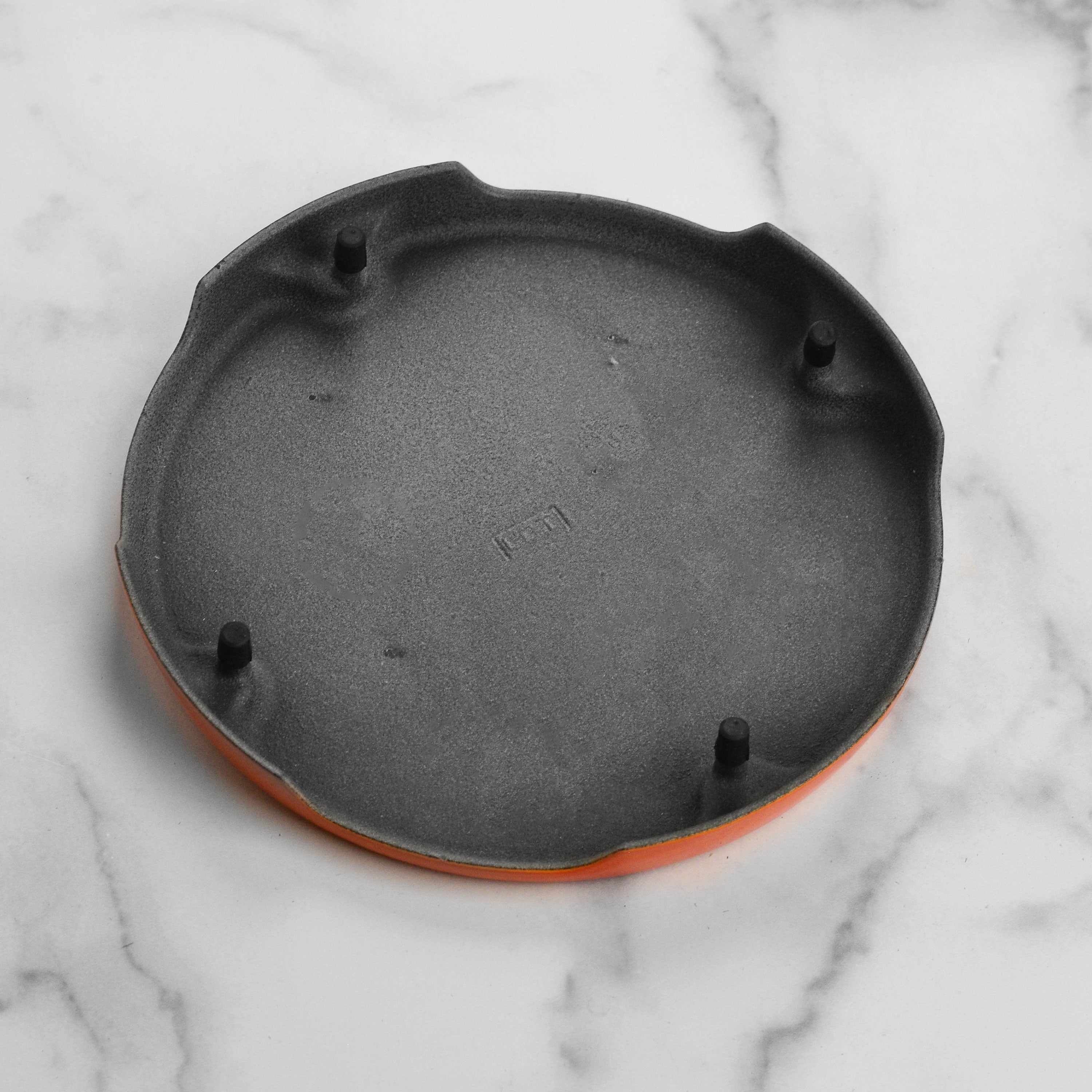 Close-up of the enameled surface of the Le Creuset trivet