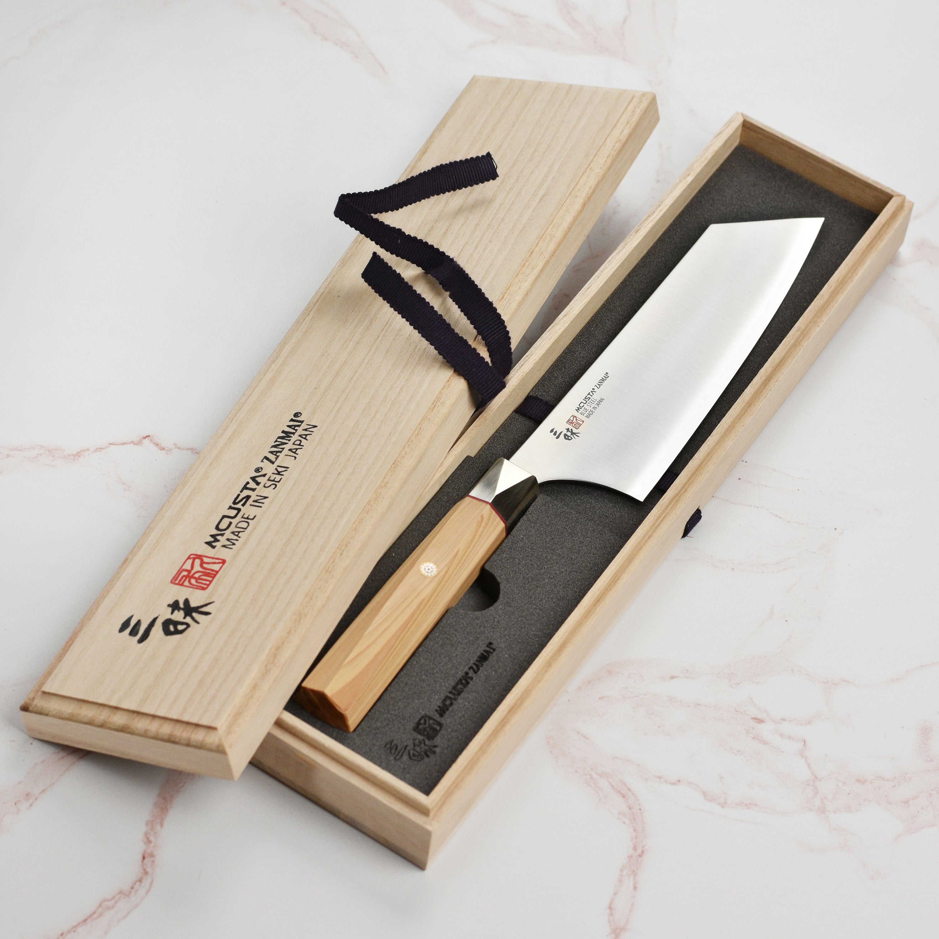 Close-up of the twisted octagonal Hinoki wood handle with mosaic pin