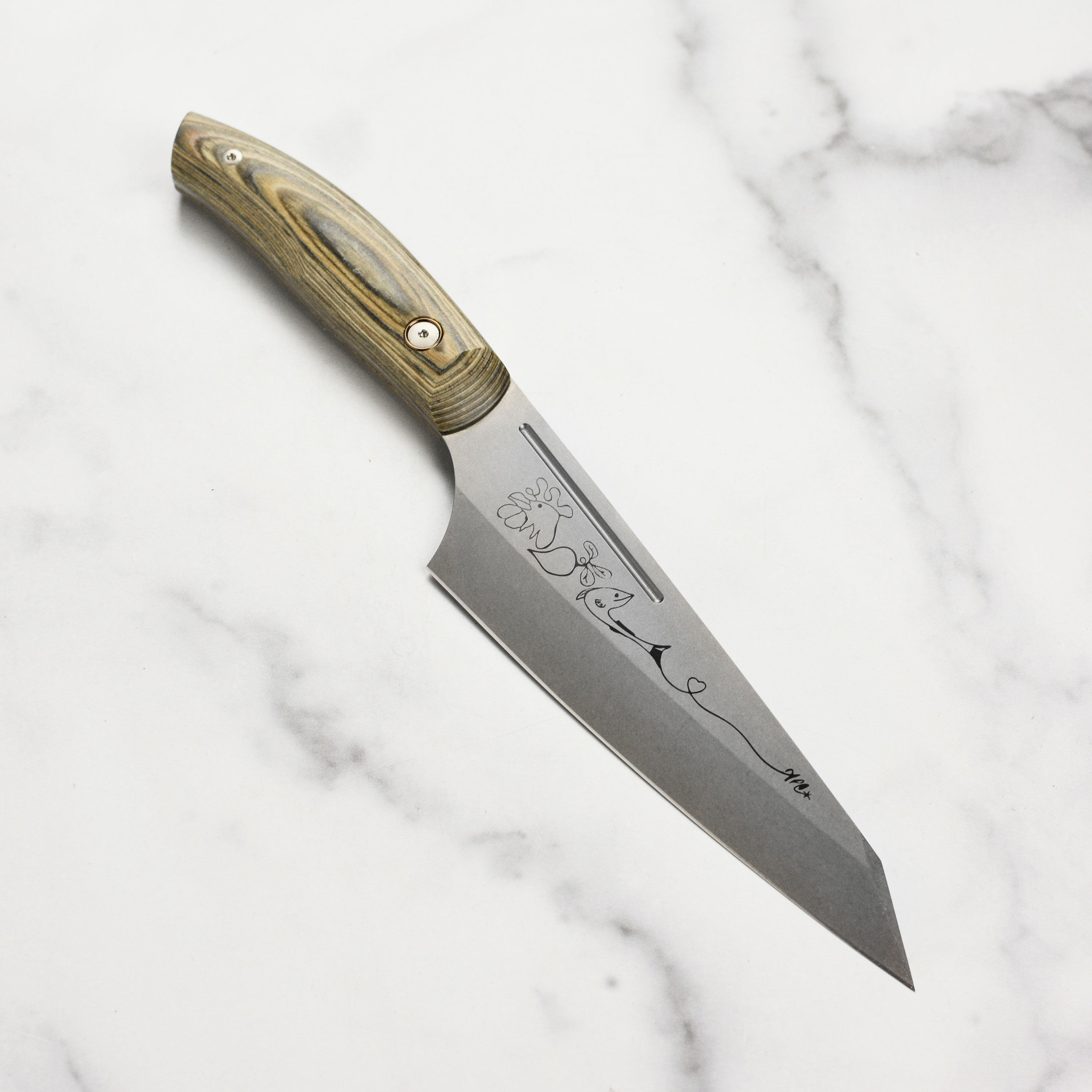 Detailed image of the knifes handle made from Spanish hardwood shavings