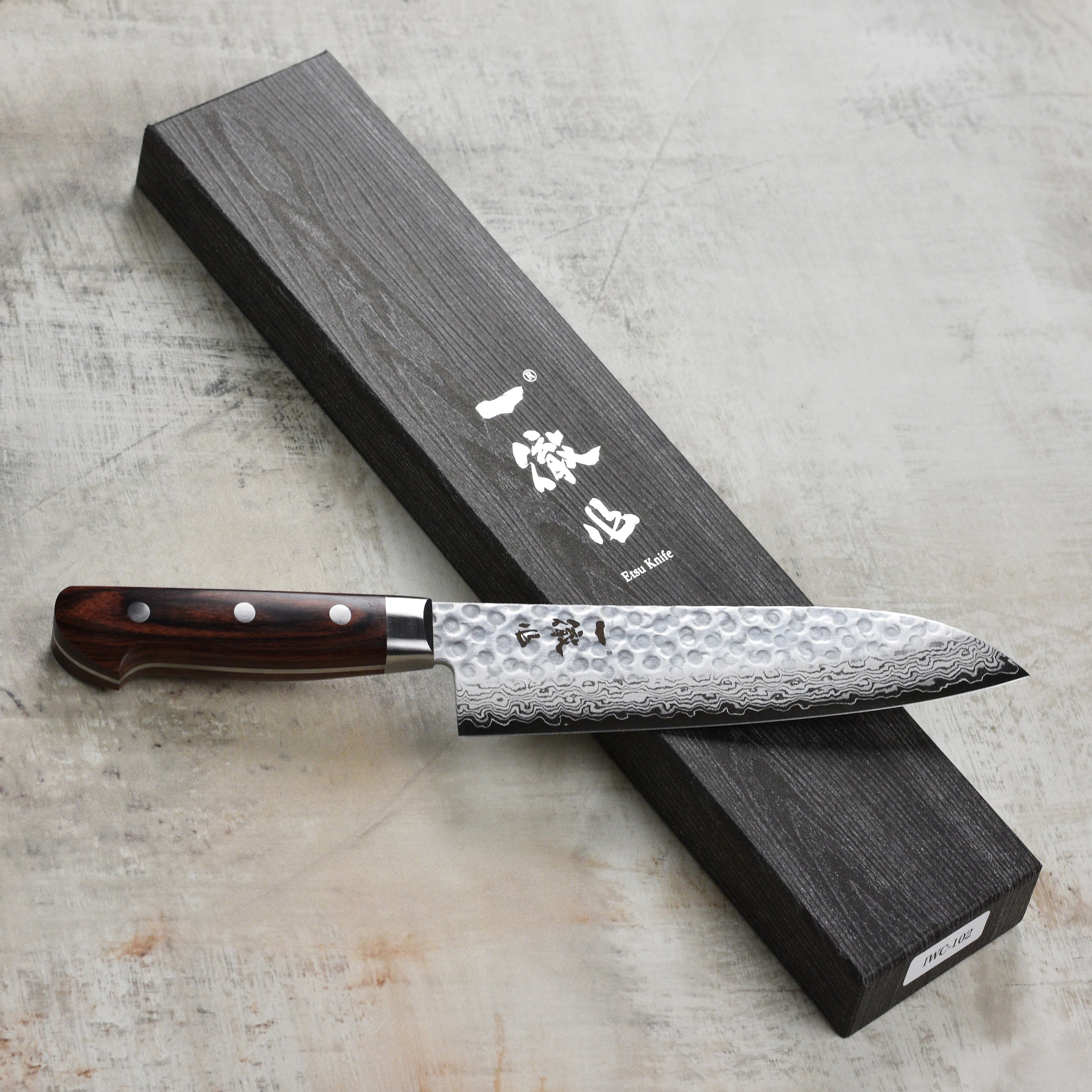 Ittetsu VG10 Hammered Damascus Santoku Knife showing the blades fine craftsmanship and hammered texture.