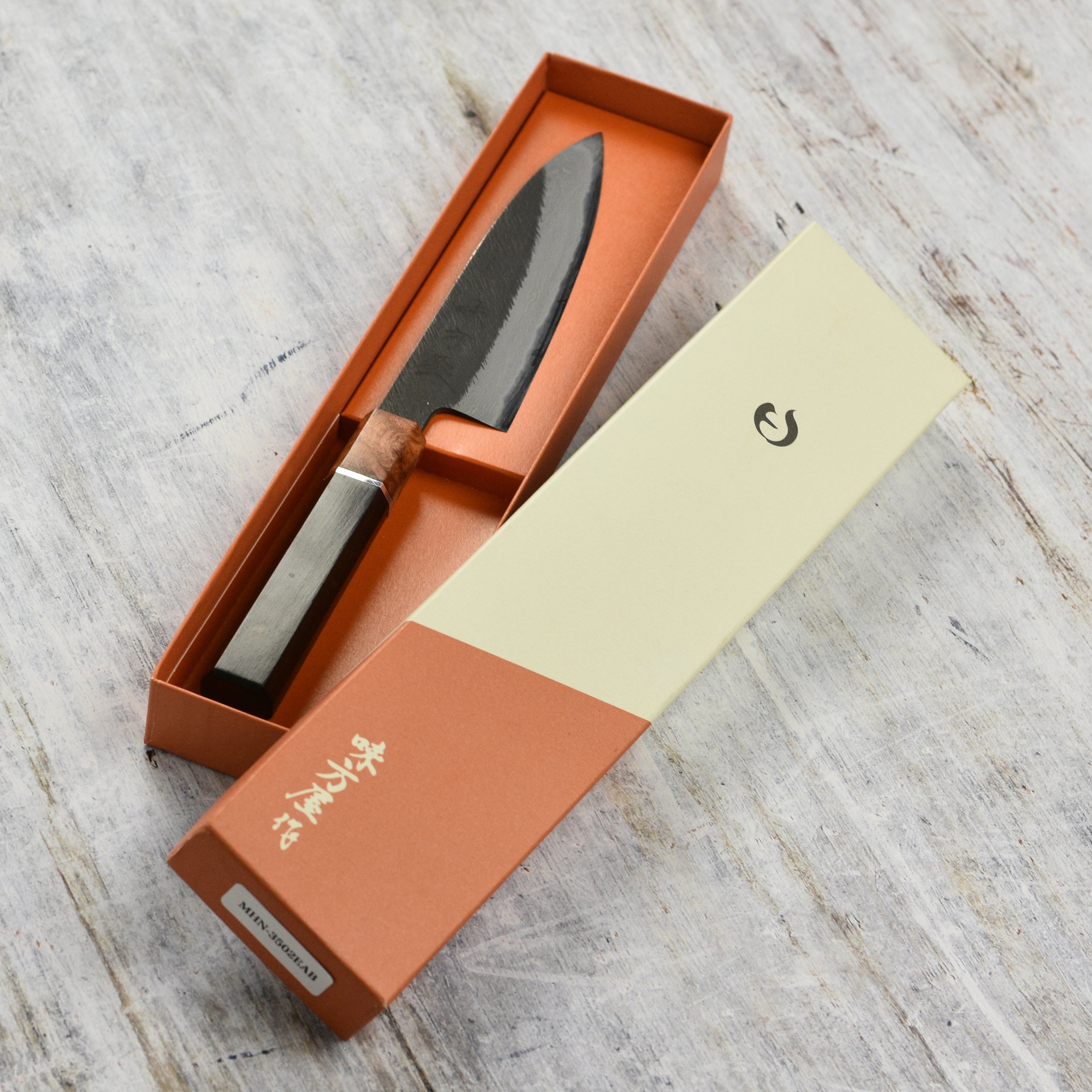 Japanese petty knife with damascus pattern for fine cuts