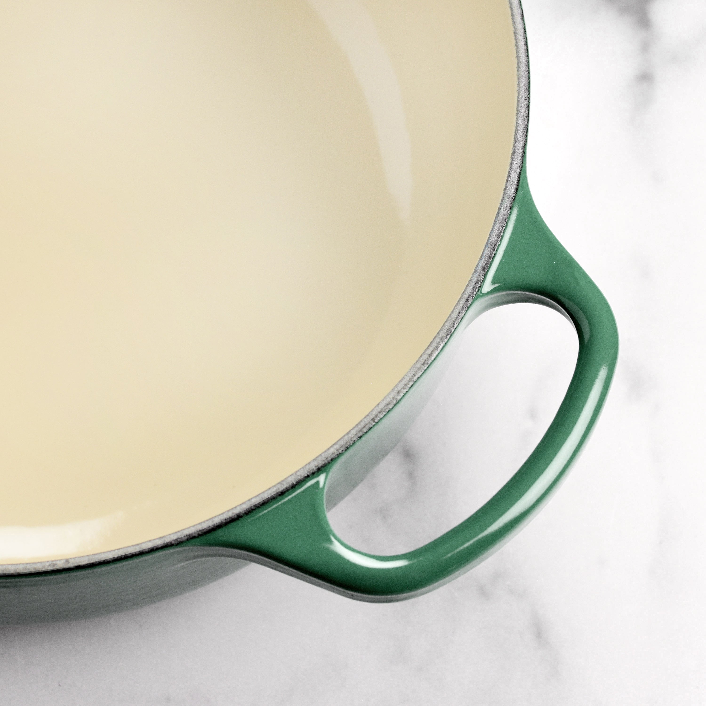 Close-up of the ergonomic knob and wide handles on the cast iron Dutch oven for easy lifting