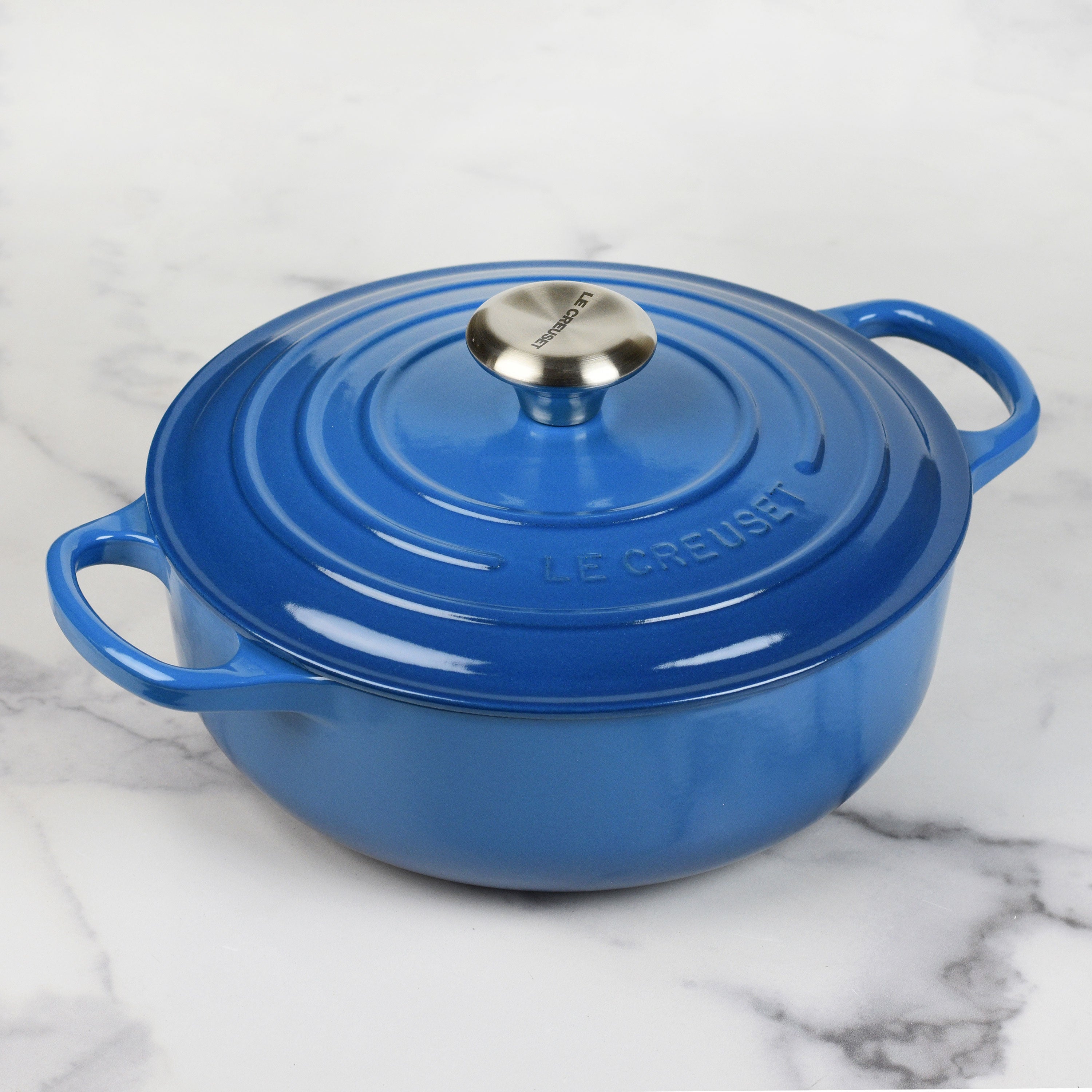 Close-up of the tight-fitting lid and stainless steel knob on the Le Creuset cast iron Dutch oven