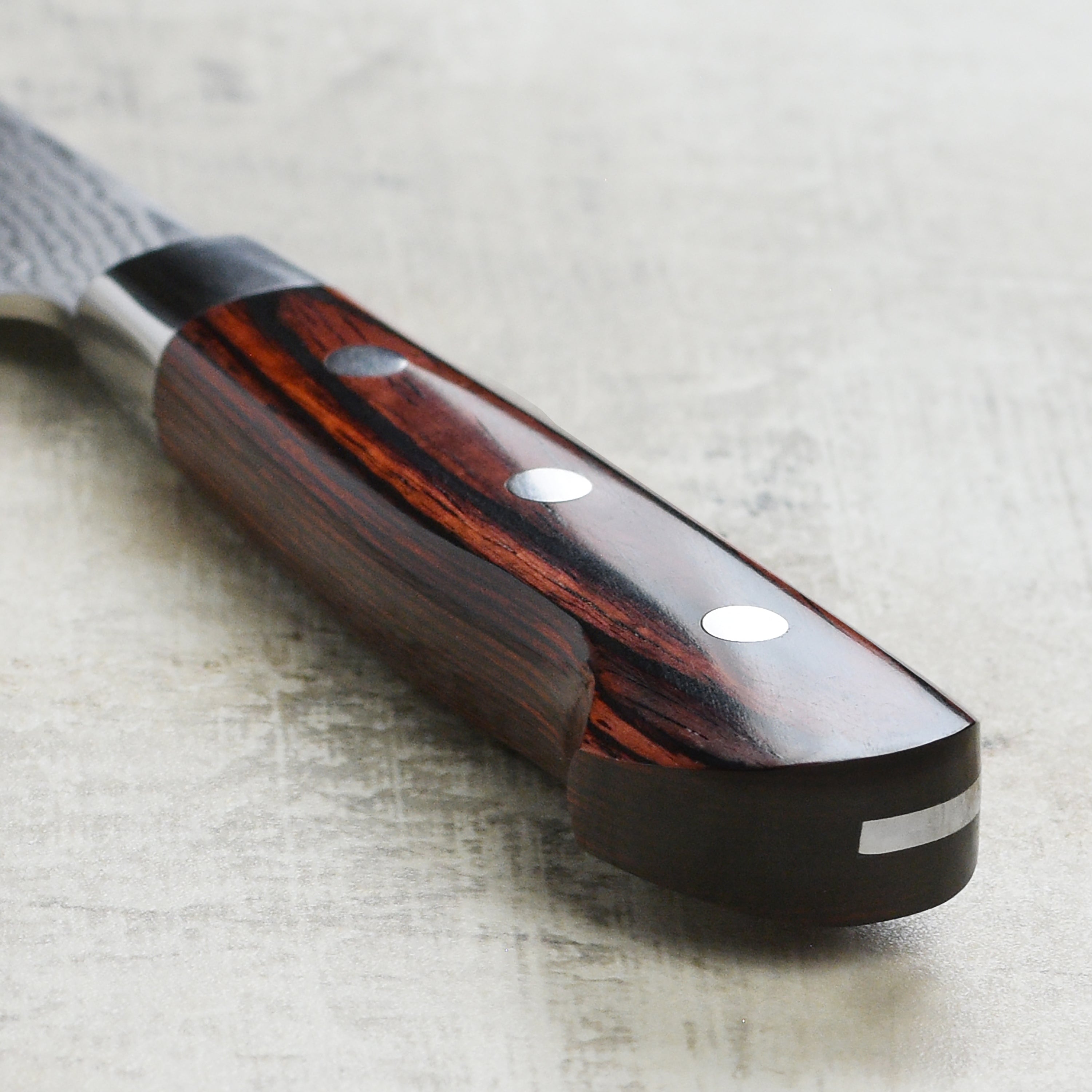 Japanese kitchen knife with full-tang handle and damascus steel blade