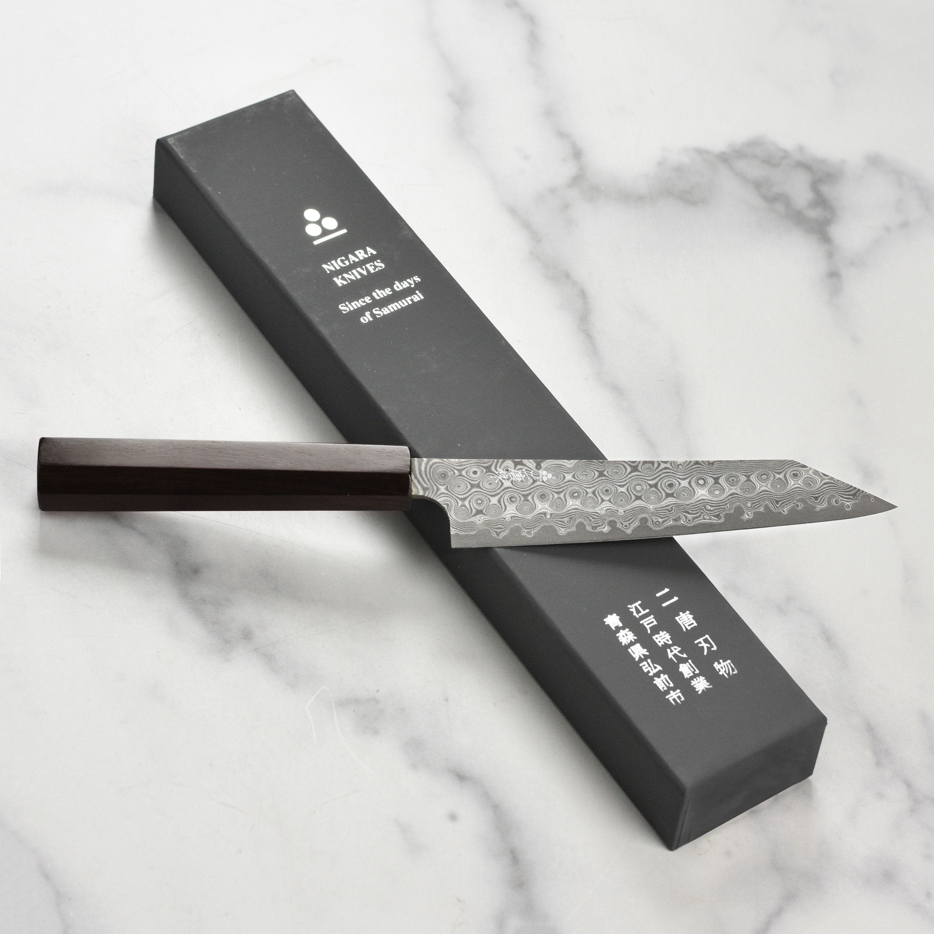 Close-up of the handle of the Kiritsuke chef knife, emphasizing comfort and grip for seamless cooking.