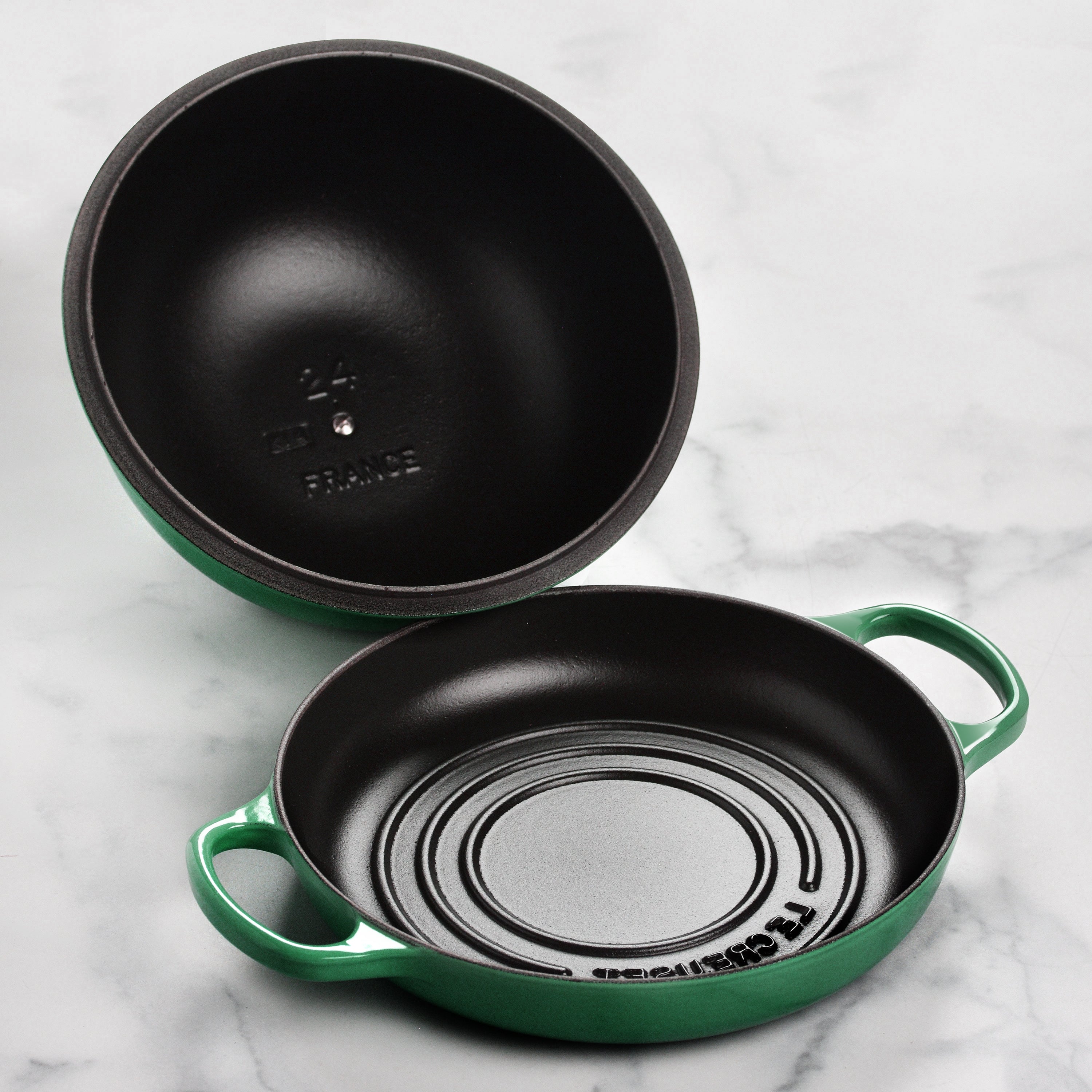 Wide-loop handles and sturdy knob of the Dutch oven for easy lifting.