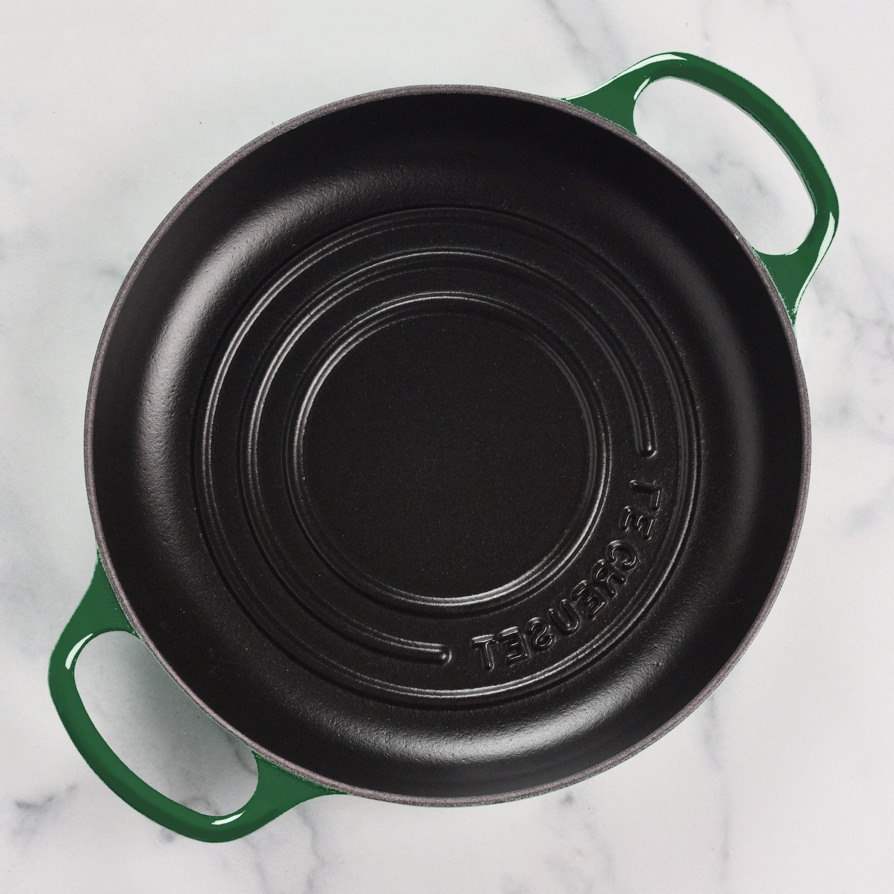 Artisan enamelled Dutch oven showcasing steam circulation for perfect crust.