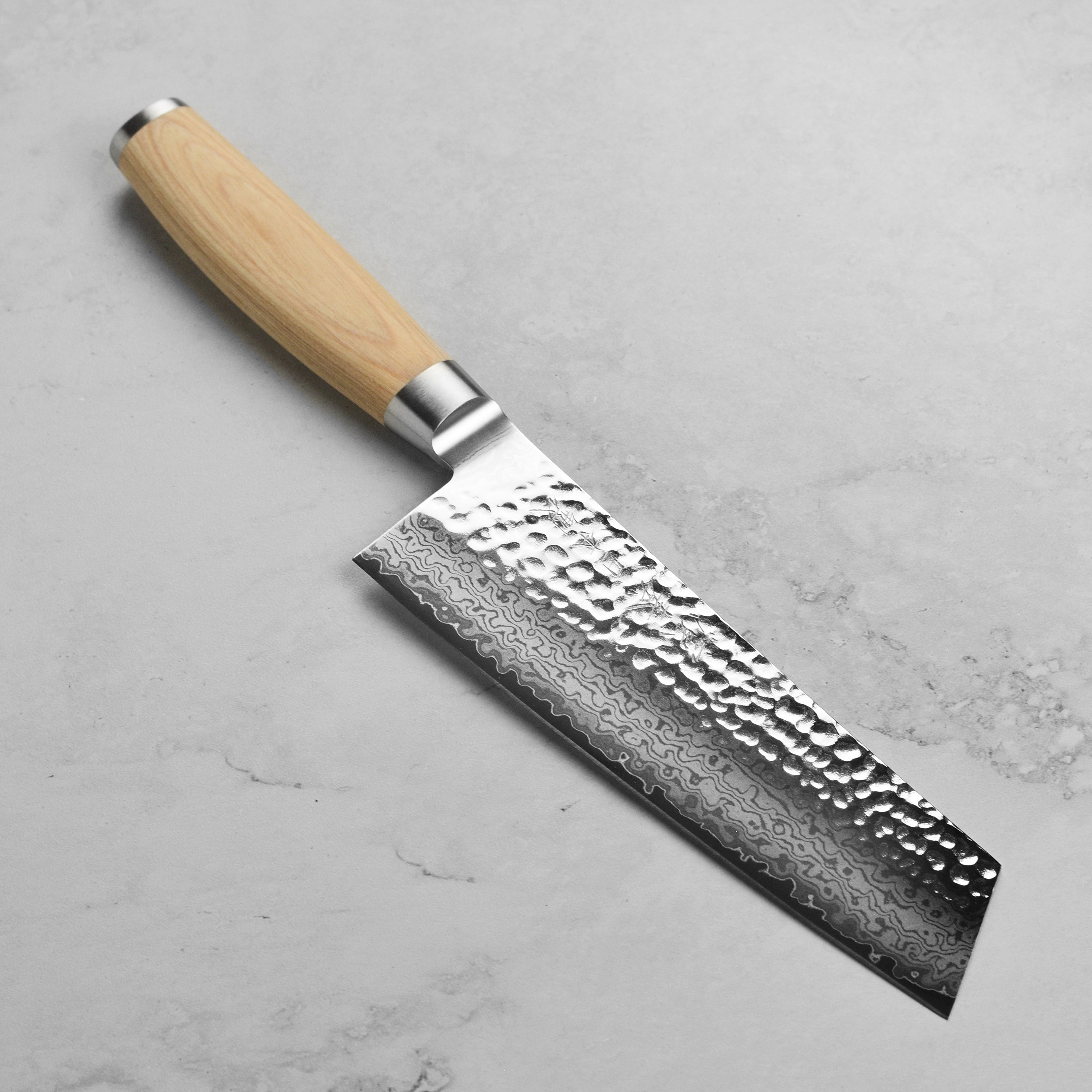 Damascus chef's knife with hammered finish for professional kitchens