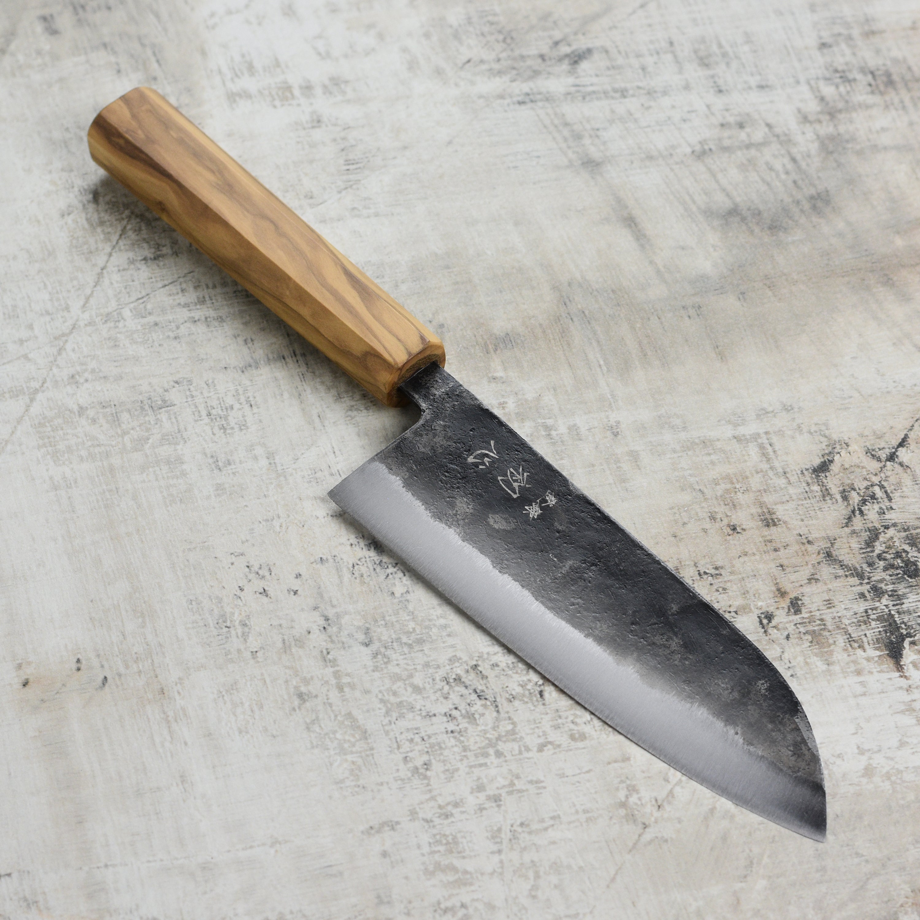 Hatsukokoro Kurogane Japanese Santoku knife with olivewood handle, top view