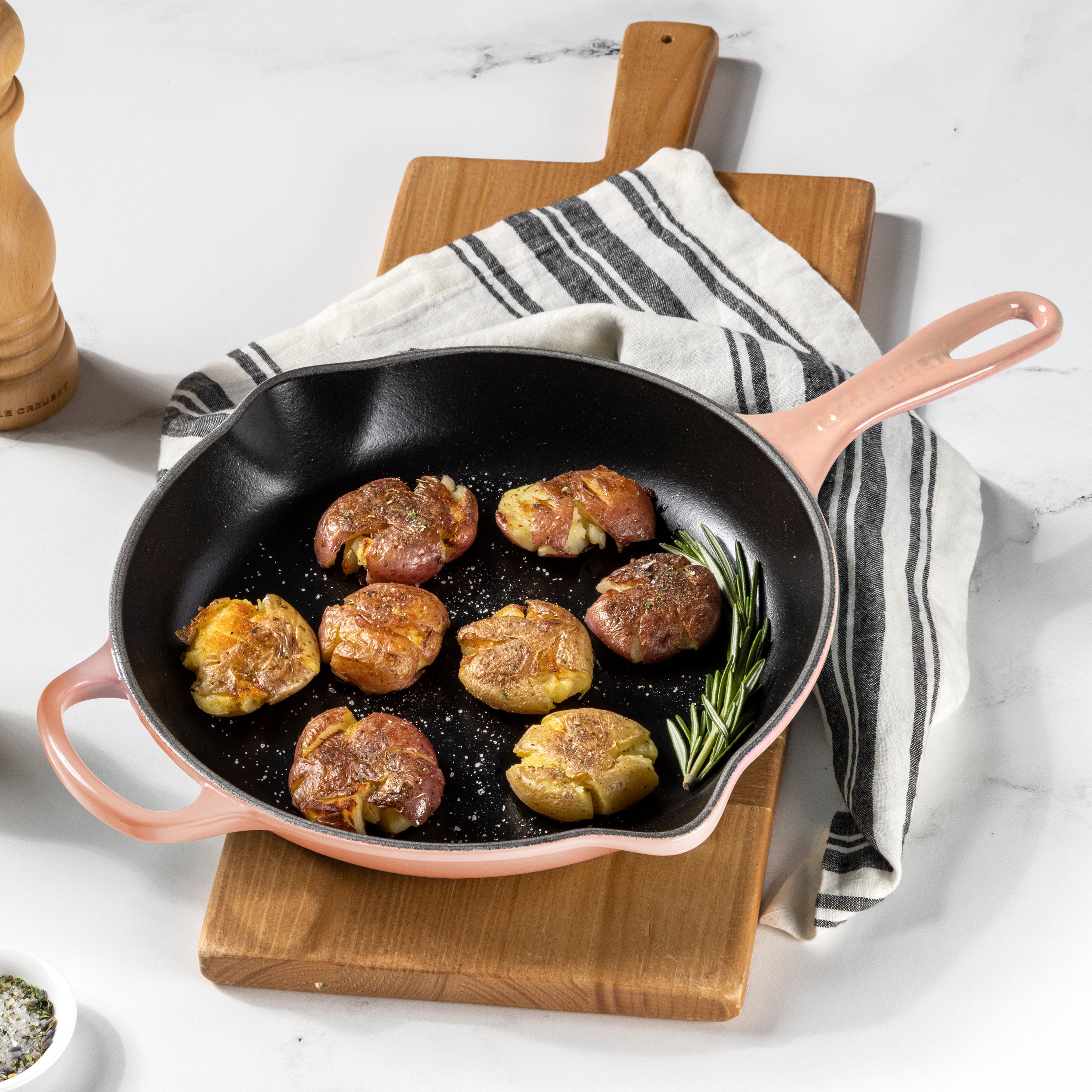 Close-up of the skillets pour spout and handle for easy lifting