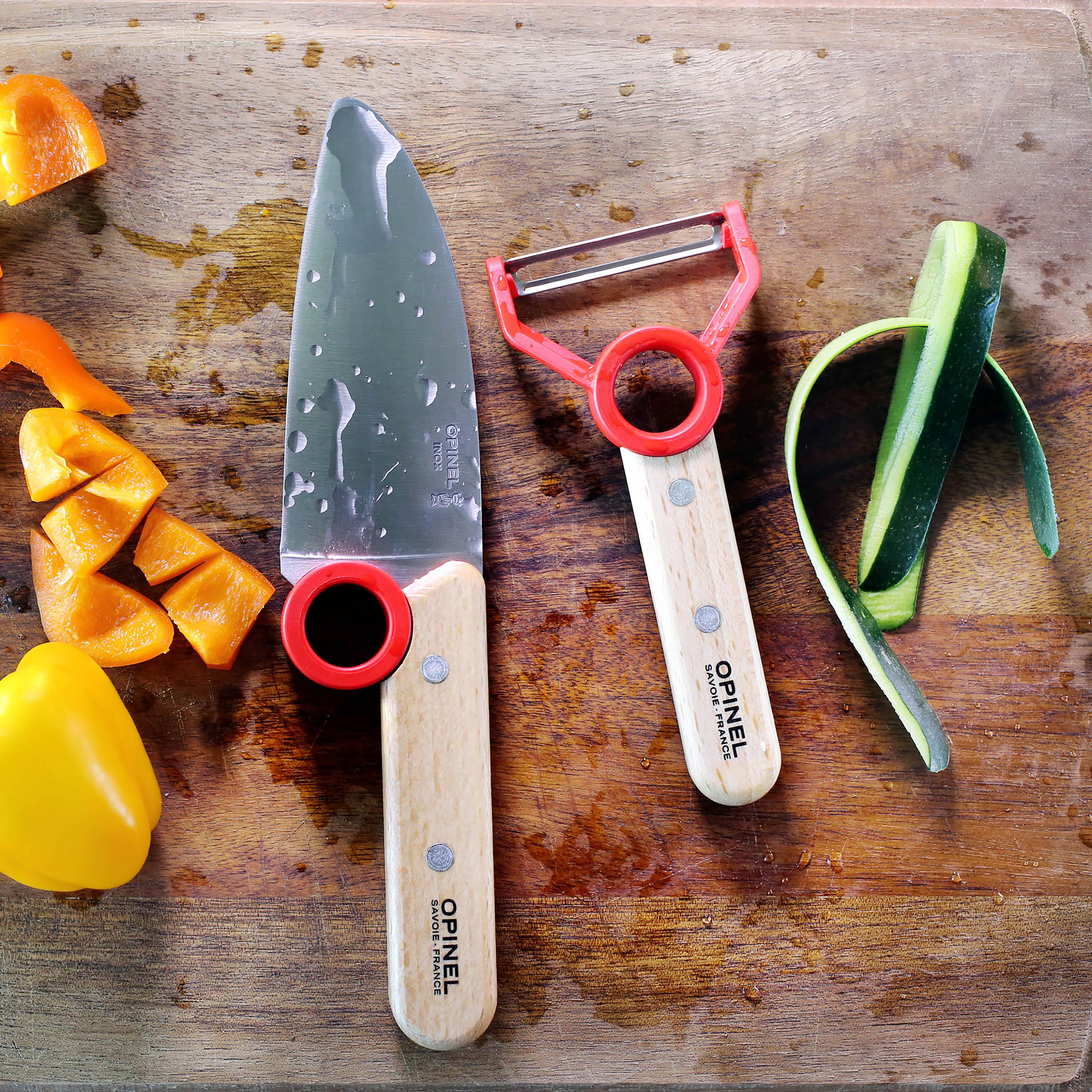 Le Petit Chef kids cooking set showcasing the stainless steel knife and beech handle.
