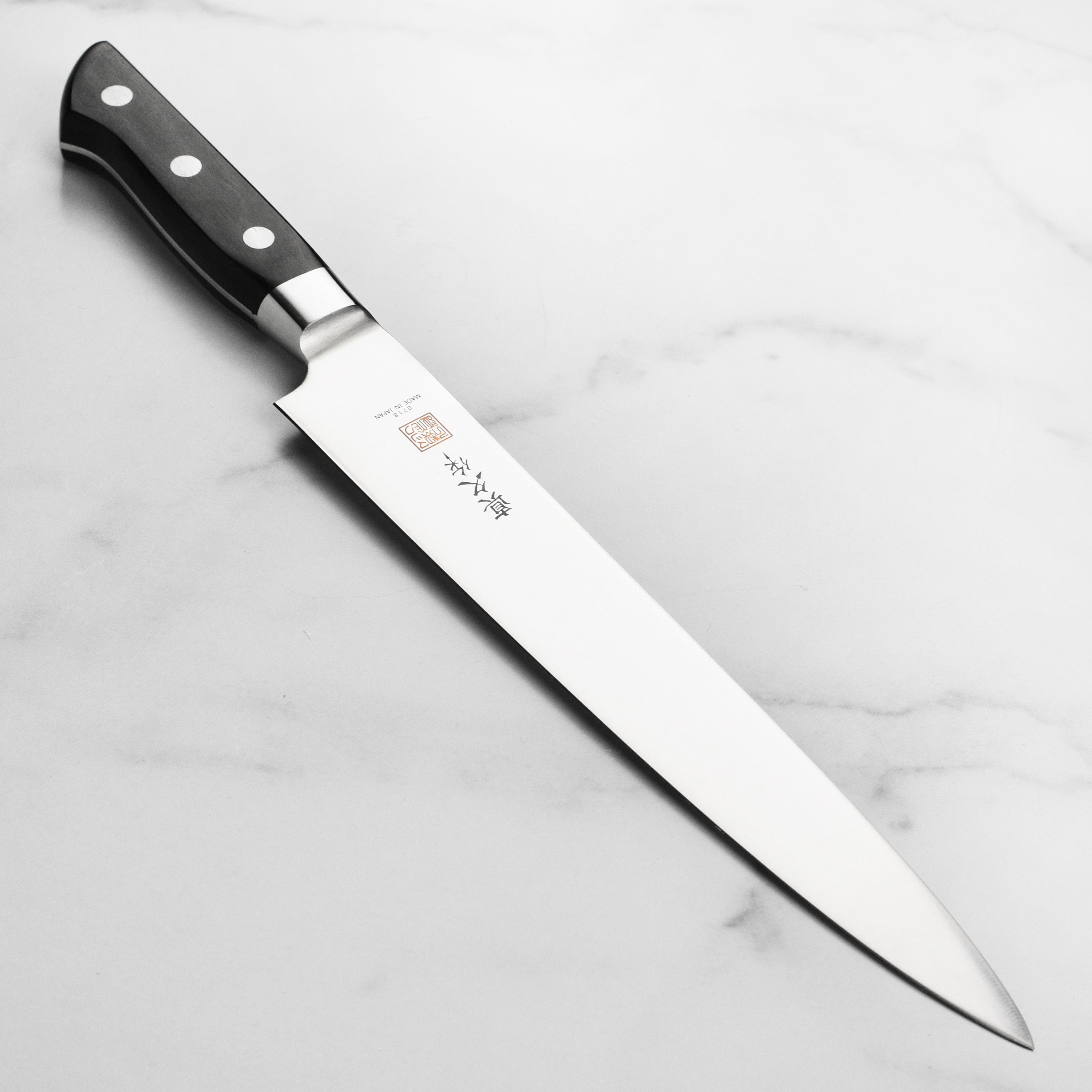 Angle view of the Precision Elite slicing knife showcasing its double bevel blade