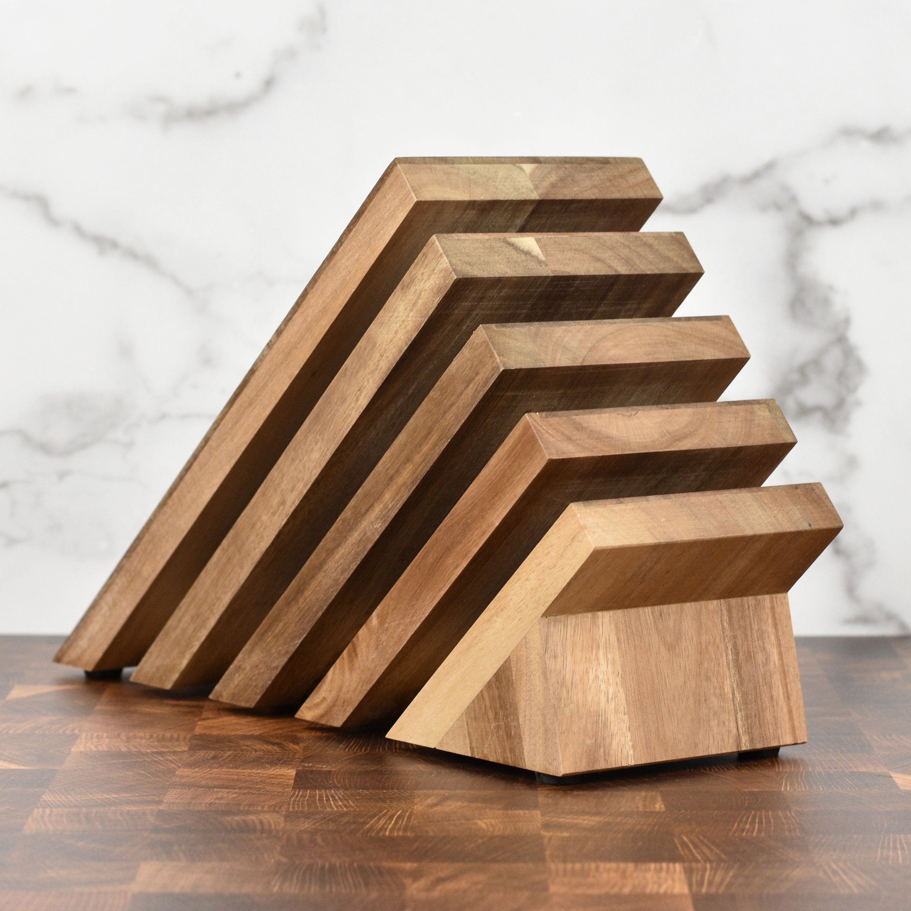 Messermeister acacia knife block showcasing magnetic feature and UV light.