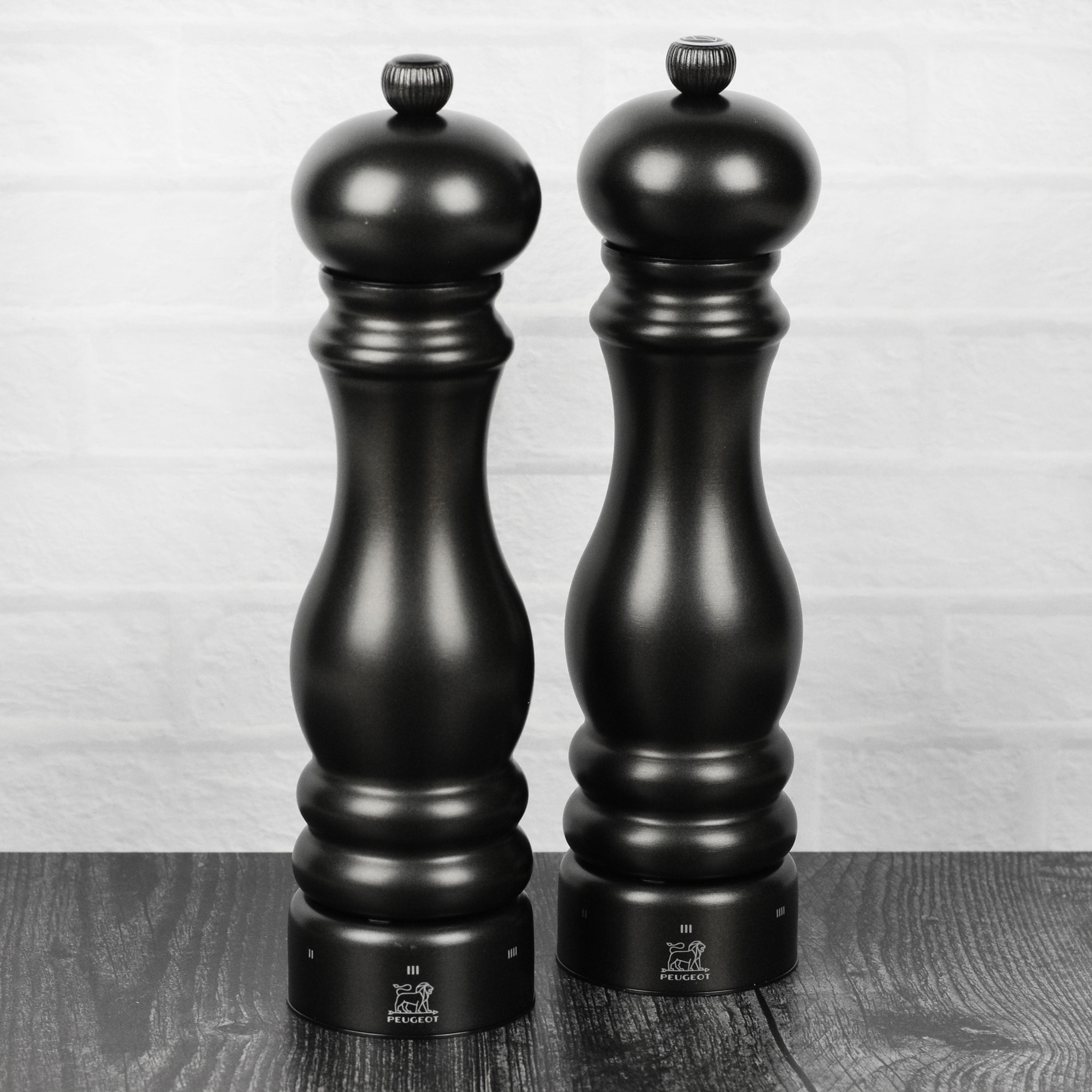 Close-up of Peugeot Paris Carbone salt and pepper set highlighting the anthracite finish and adjustable u'Select system